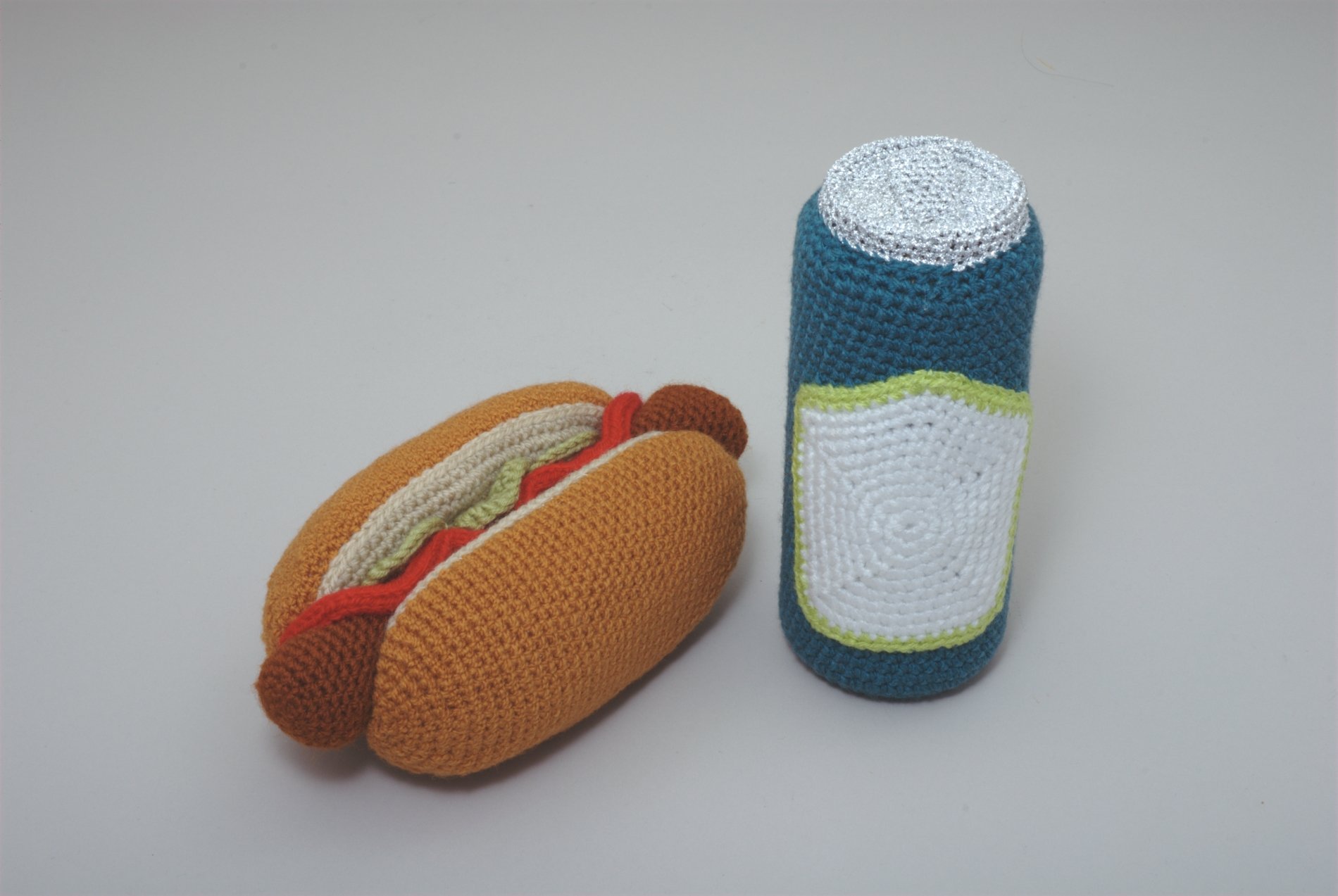 Kunstobjekt - Eat Art "Hot Dog mit Bierdose" (Stiftung Domäne Dahlem - Landgut und Museum, Weiternutzung nur mit Genehmigung des Museums CC BY-NC-SA)
