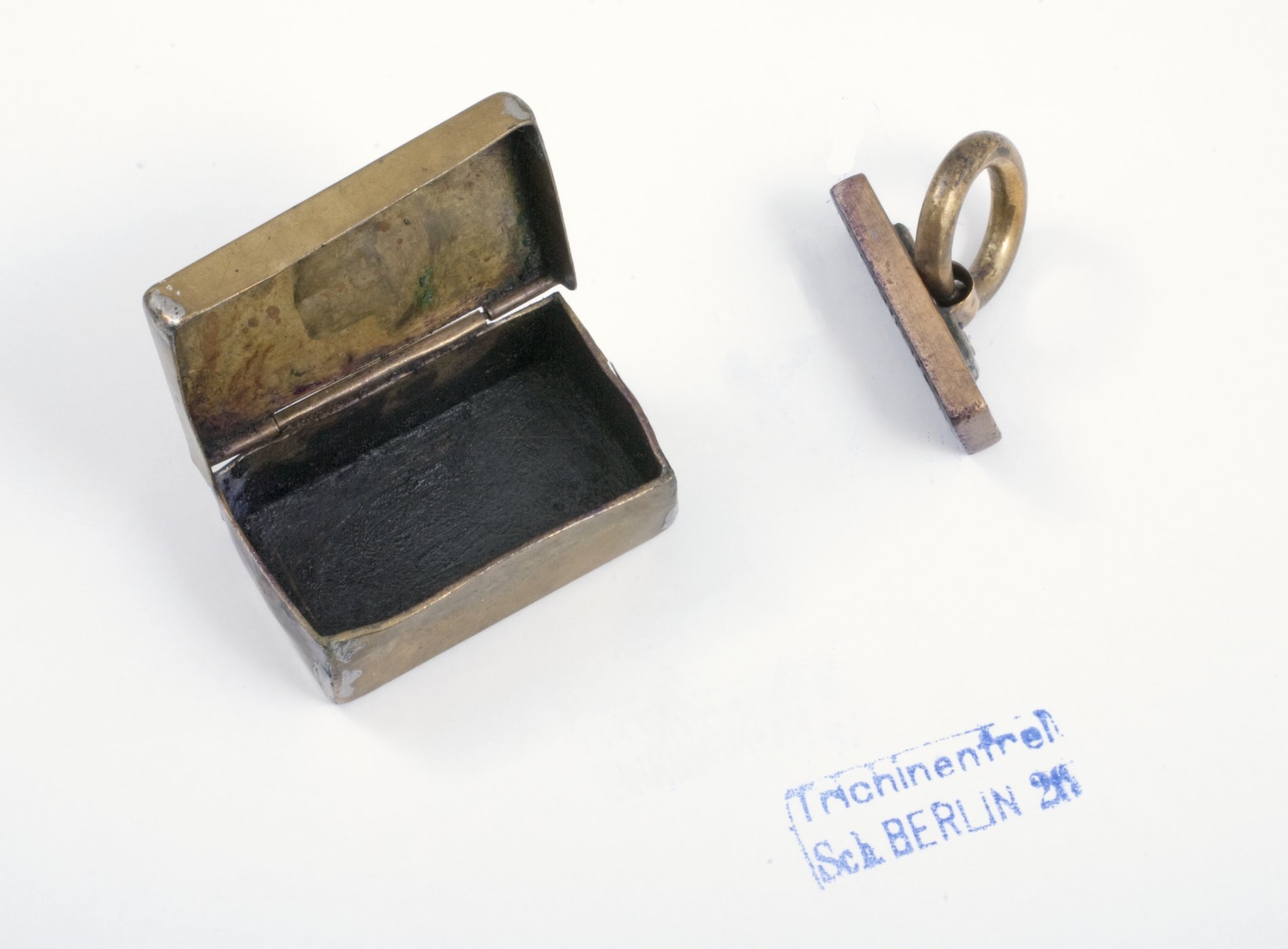 Kleiner Kasten mit Stempel "Trichinenfrei" (Stiftung Domäne Dahlem - Landgut und Museum, Weiternutzung nur mit Genehmigung des Museums CC BY-NC-SA)
