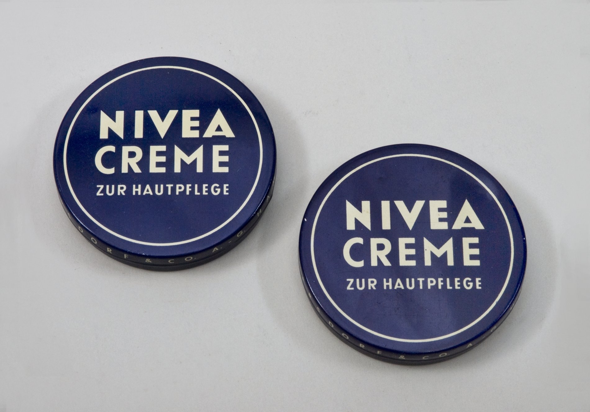 Zwei Dosen "Nivea Creme Nr. 368" (Stiftung Domäne Dahlem - Landgut und Museum, Weiternutzung nur mit Genehmigung des Museums CC BY-NC-SA)