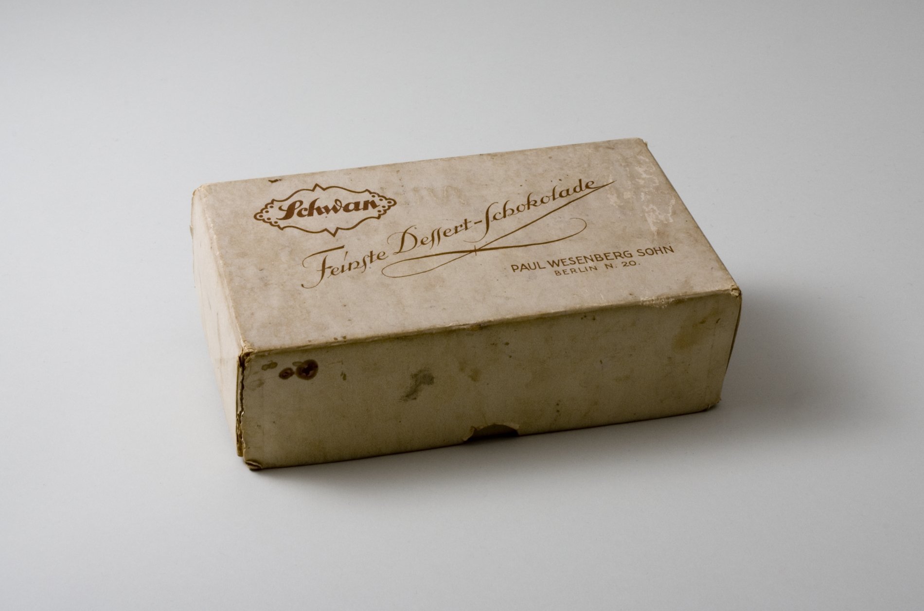 Packung "Schwan"-Schokolade" (Stiftung Domäne Dahlem - Landgut und Museum, Weiternutzung nur mit Genehmigung des Museums CC BY-NC-SA)