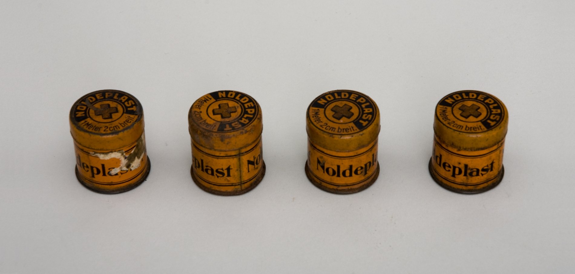 Vier Pflaster-Dosen "Noldenplast" (Stiftung Domäne Dahlem - Landgut und Museum, Weiternutzung nur mit Genehmigung des Museums CC BY-NC-SA)
