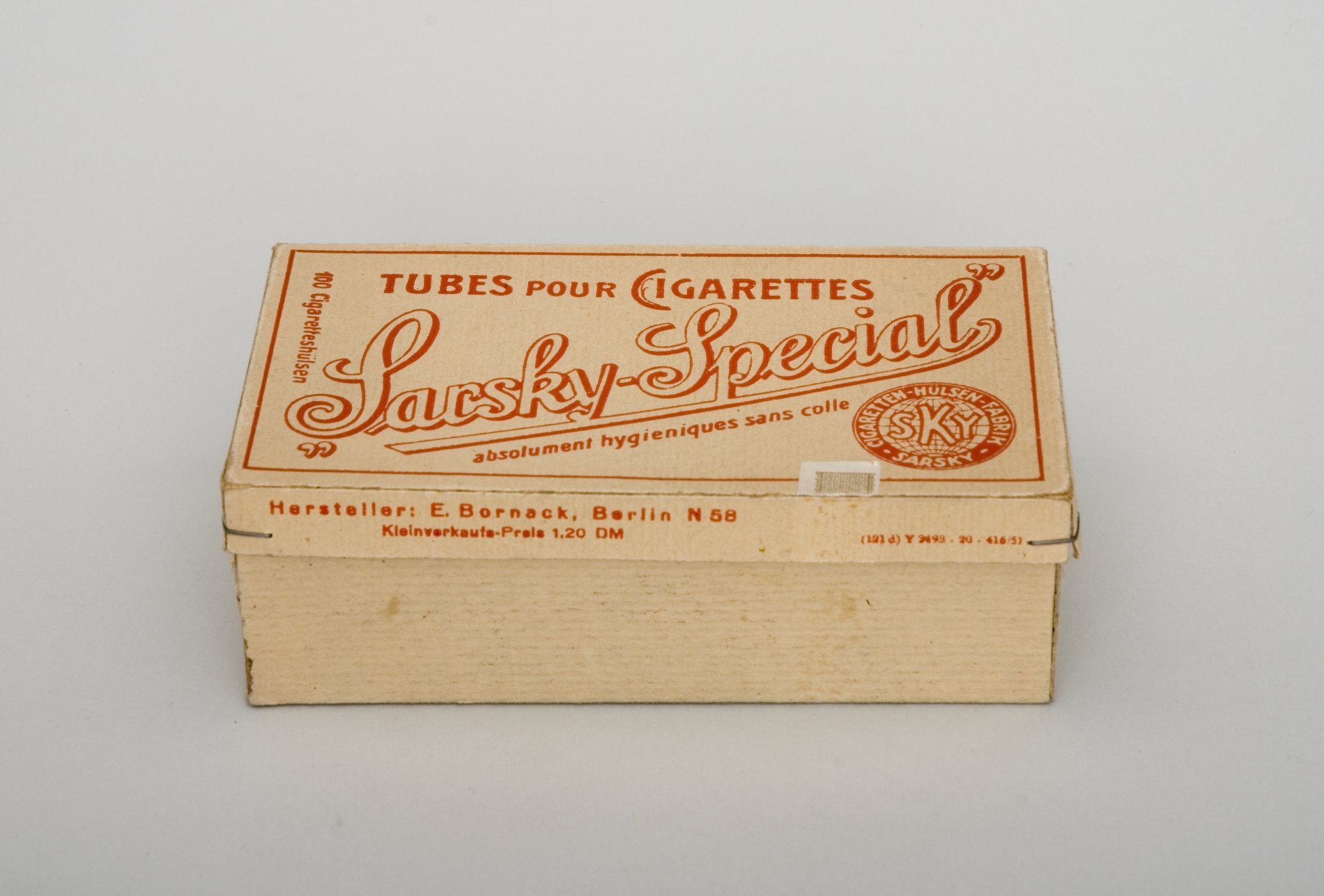 Zigarettenhülsen-Packung "Sarsky-Special" (Stiftung Domäne Dahlem - Landgut und Museum, Weiternutzung nur mit Genehmigung des Museums CC BY-NC-SA)