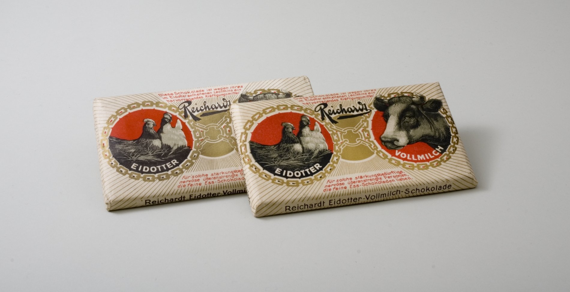 Zwei Schaupackungen "Reichardt Eidotter-Vollmich-Schokolade" (Stiftung Domäne Dahlem - Landgut und Museum, Weiternutzung nur mit Genehmigung des Museums CC BY-NC-SA)