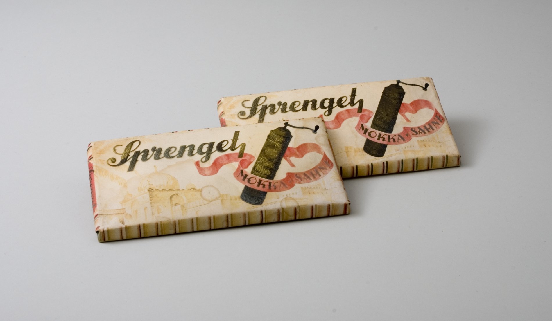 Zwei Schaupackungen "Sprengel Schokolade - Mokka Sahne" (Stiftung Domäne Dahlem - Landgut und Museum, Weiternutzung nur mit Genehmigung des Museums CC BY-NC-SA)