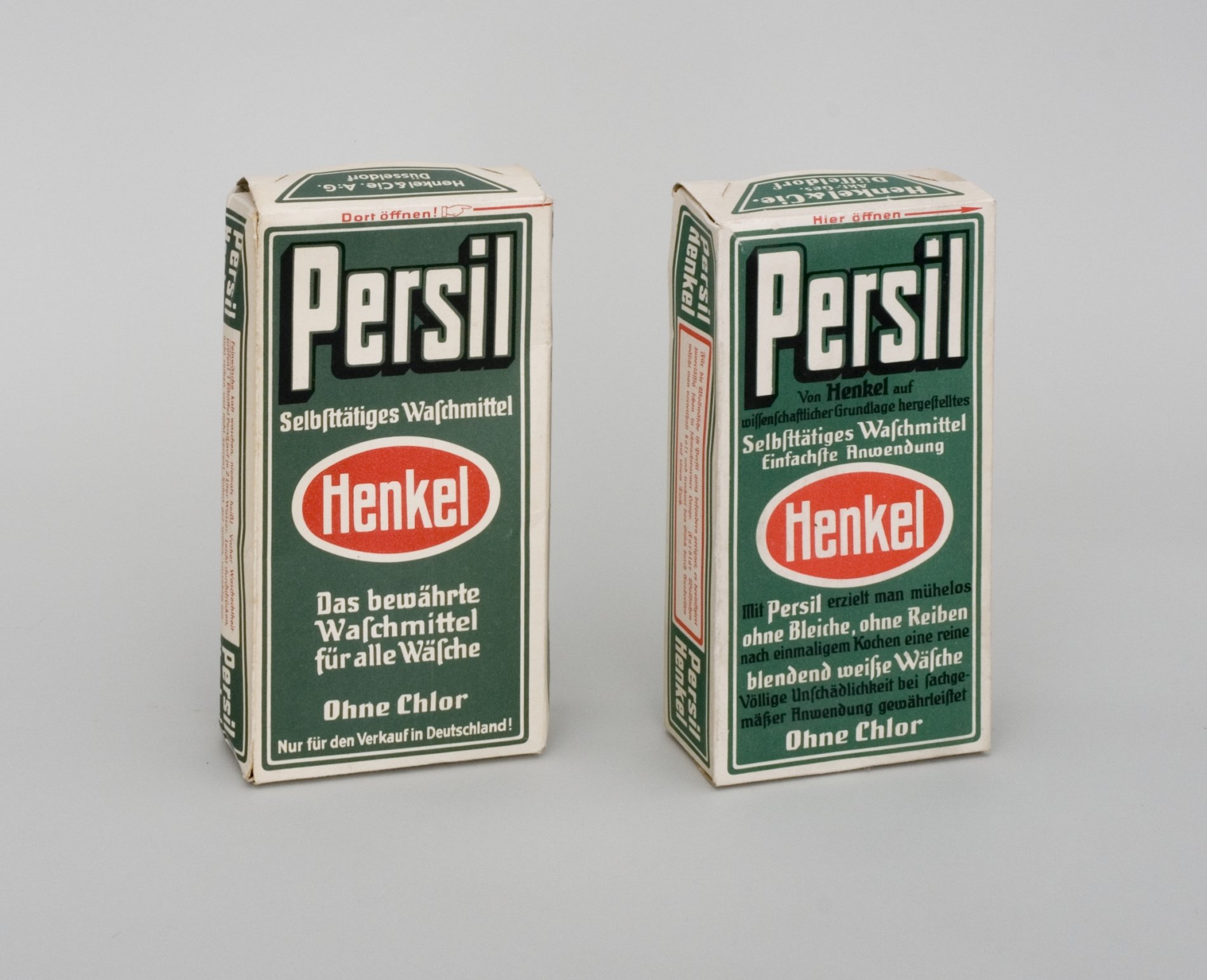 Zwei Schaupackungen "Persil - selbsttätiges Waschmittel von Henkel" (Stiftung Domäne Dahlem - Landgut und Museum, Weiternutzung nur mit Genehmigung des Museums CC BY-NC-SA)