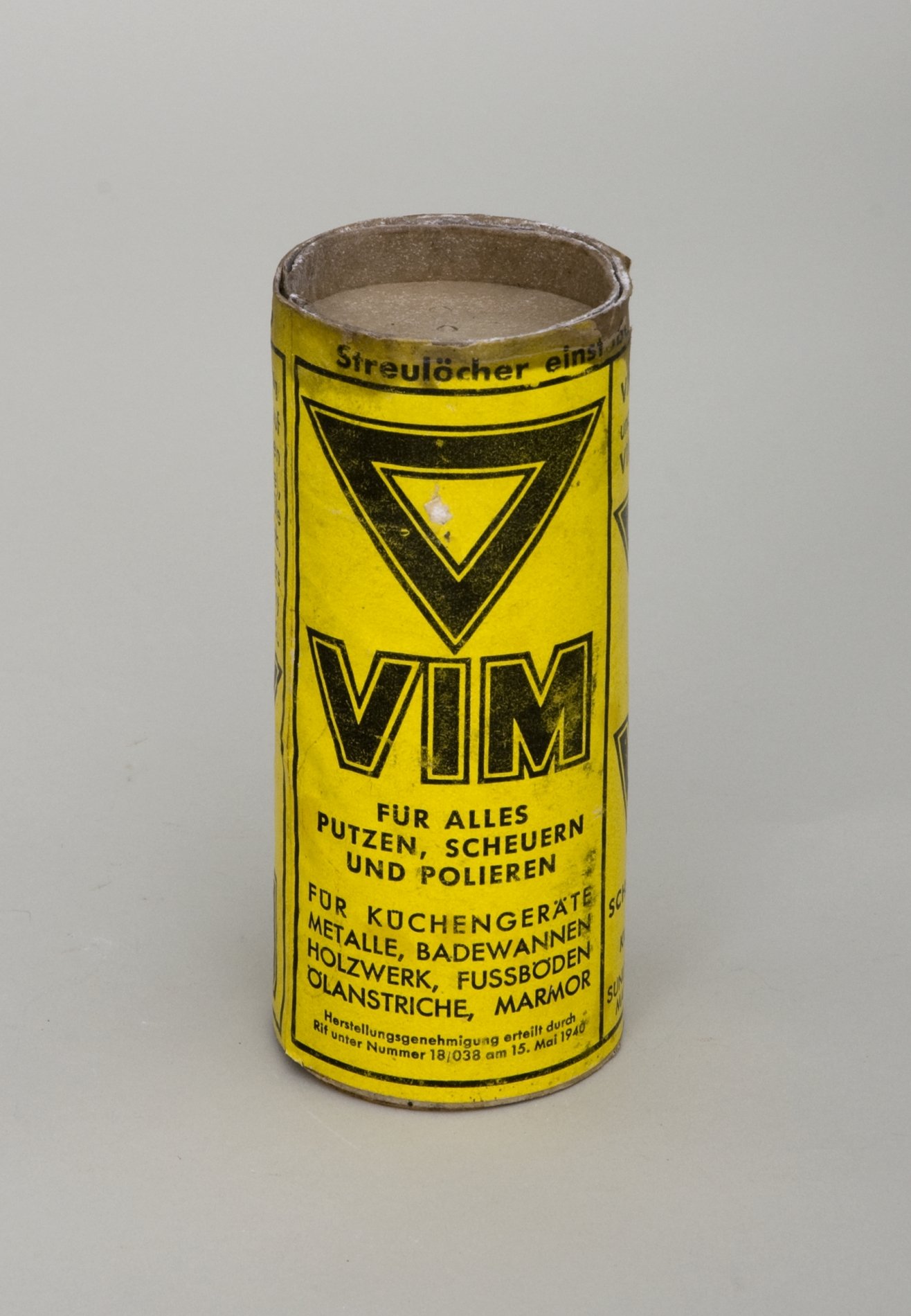 Packung mit Reinigungsmittel "Vim" (Stiftung Domäne Dahlem - Landgut und Museum, Weiternutzung nur mit Genehmigung des Museums CC BY-NC-SA)