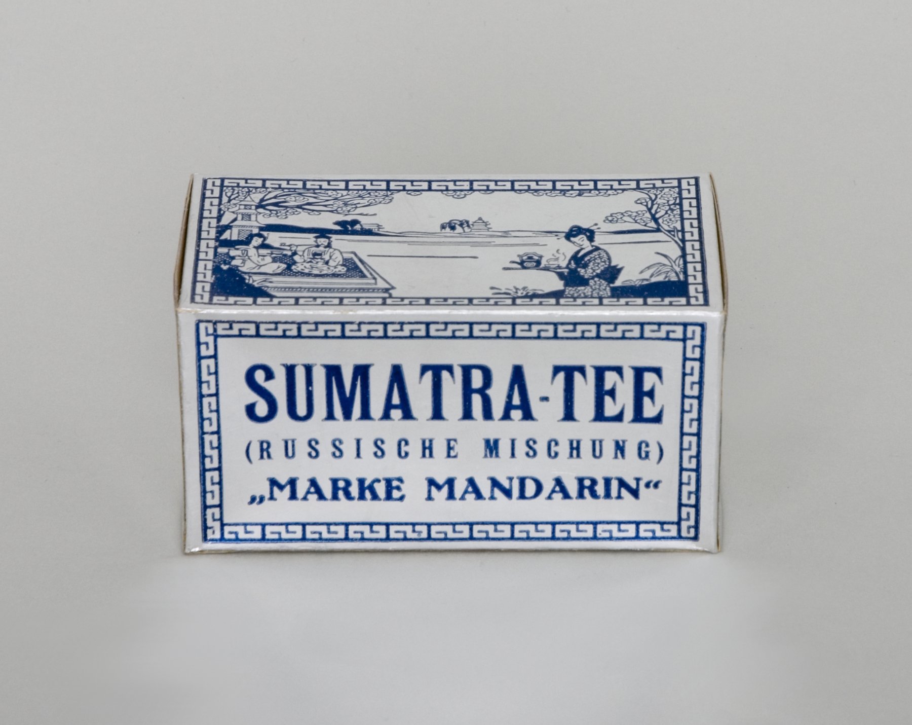 Packung "Sumatra-Tee" (Stiftung Domäne Dahlem - Landgut und Museum, Weiternutzung nur mit Genehmigung des Museums CC BY-NC-SA)