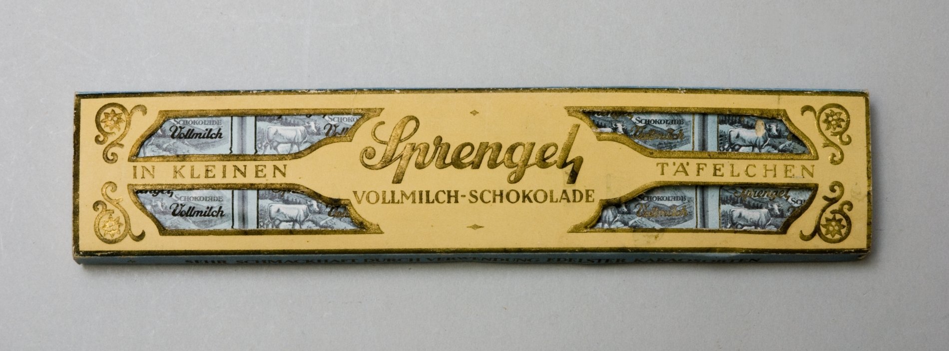 Packung "Sprengel Vollmich-Schokolade in kleinen Täfelchen" (Stiftung Domäne Dahlem - Landgut und Museum, Weiternutzung nur mit Genehmigung des Museums CC BY-NC-SA)