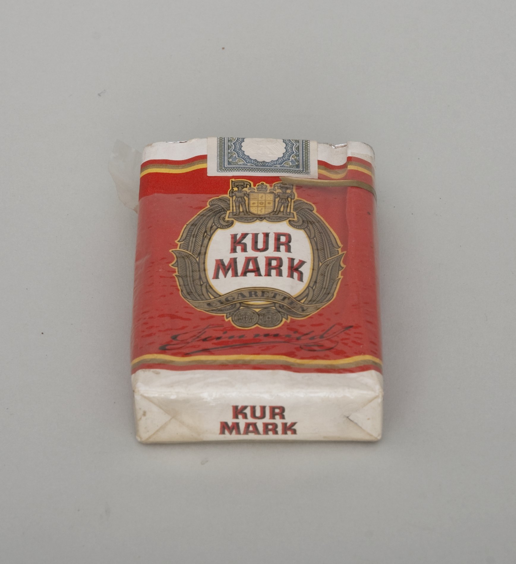 Packung "Kurmark Cigaretten" (Stiftung Domäne Dahlem - Landgut und Museum, Weiternutzung nur mit Genehmigung des Museums CC BY-NC-SA)