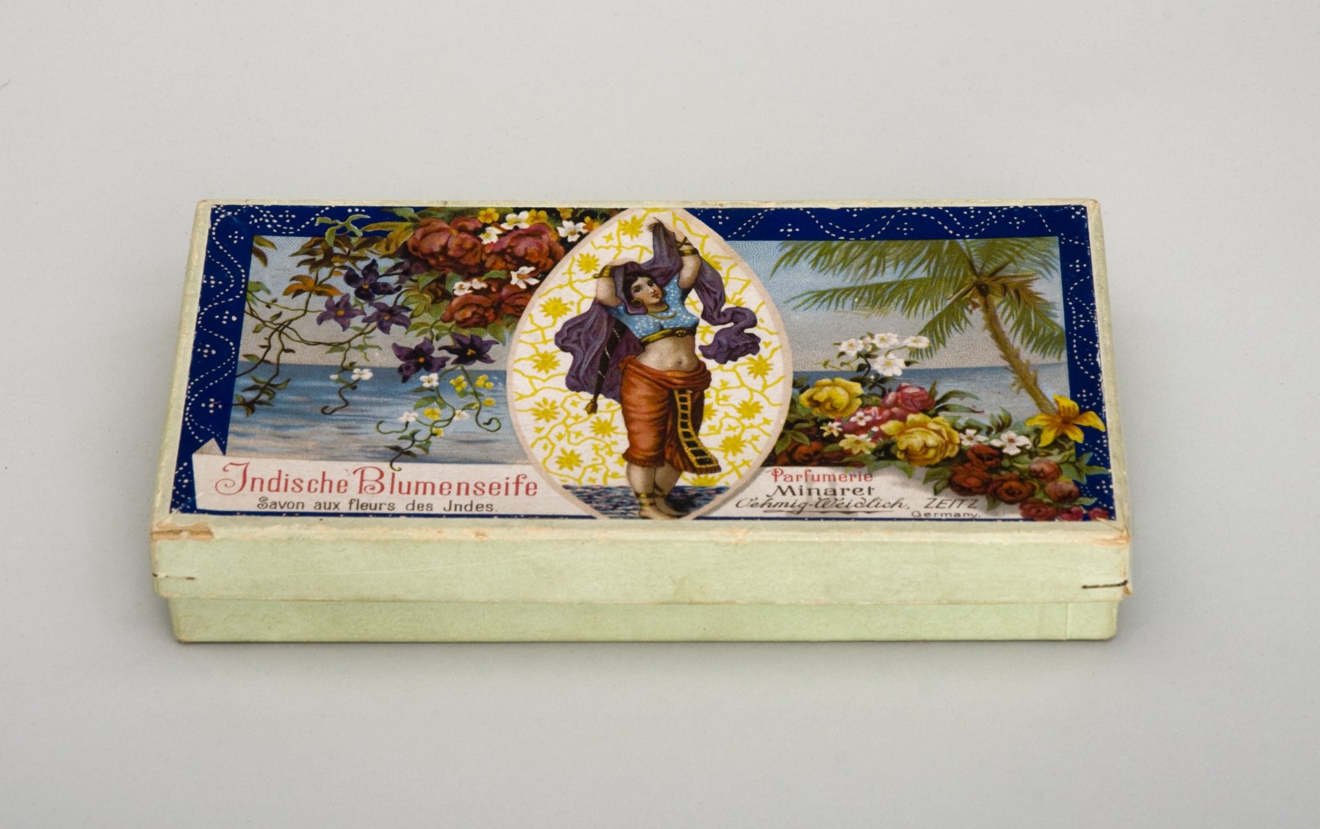 Packung "Indische Blumenseife" (Stiftung Domäne Dahlem - Landgut und Museum, Weiternutzung nur mit Genehmigung des Museums CC BY-NC-SA)