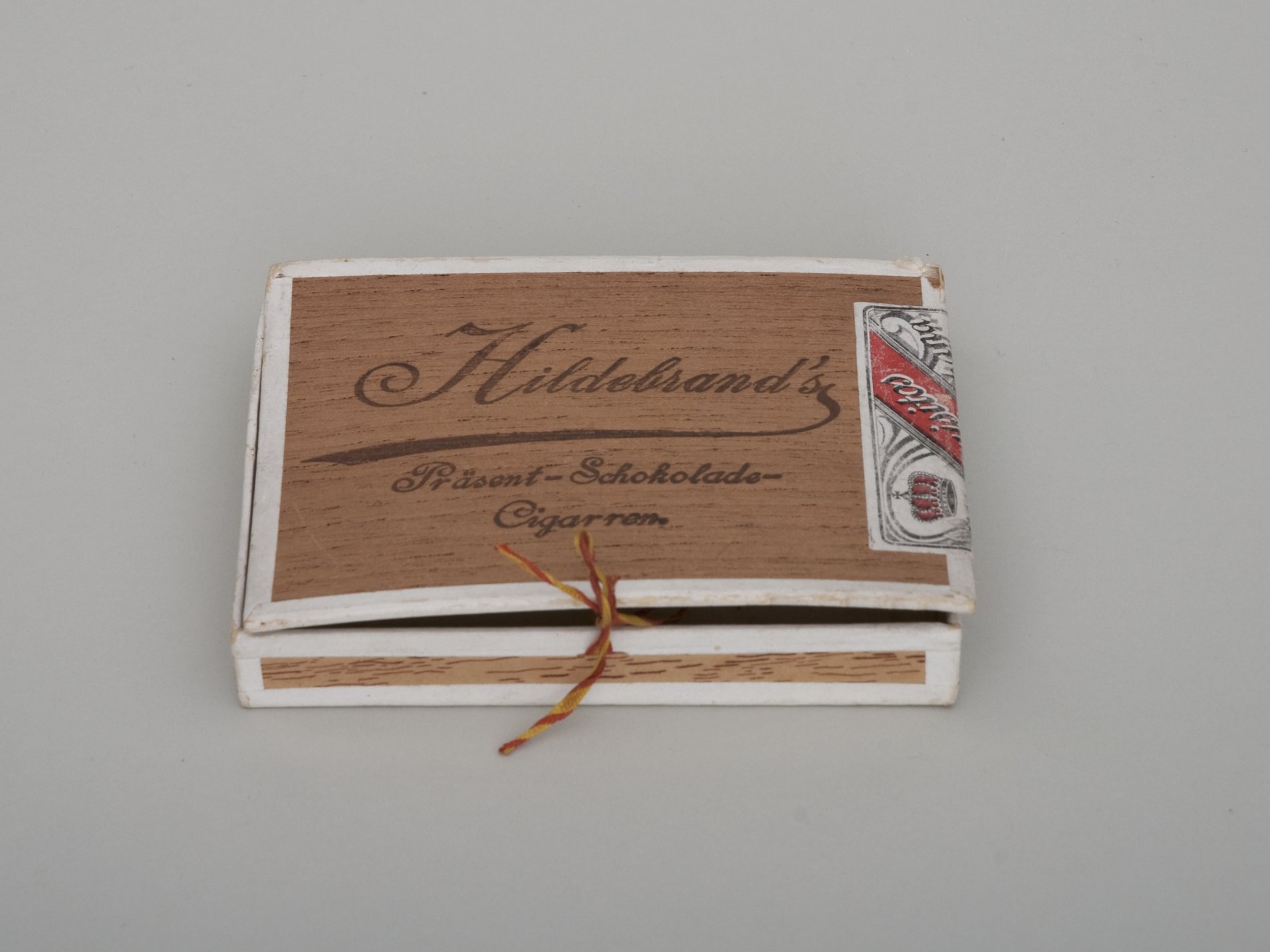 Packung "Hildebrand's Präsent-Schokolade-Cigarren" (Stiftung Domäne Dahlem - Landgut und Museum, Weiternutzung nur mit Genehmigung des Museums CC BY-NC-SA)