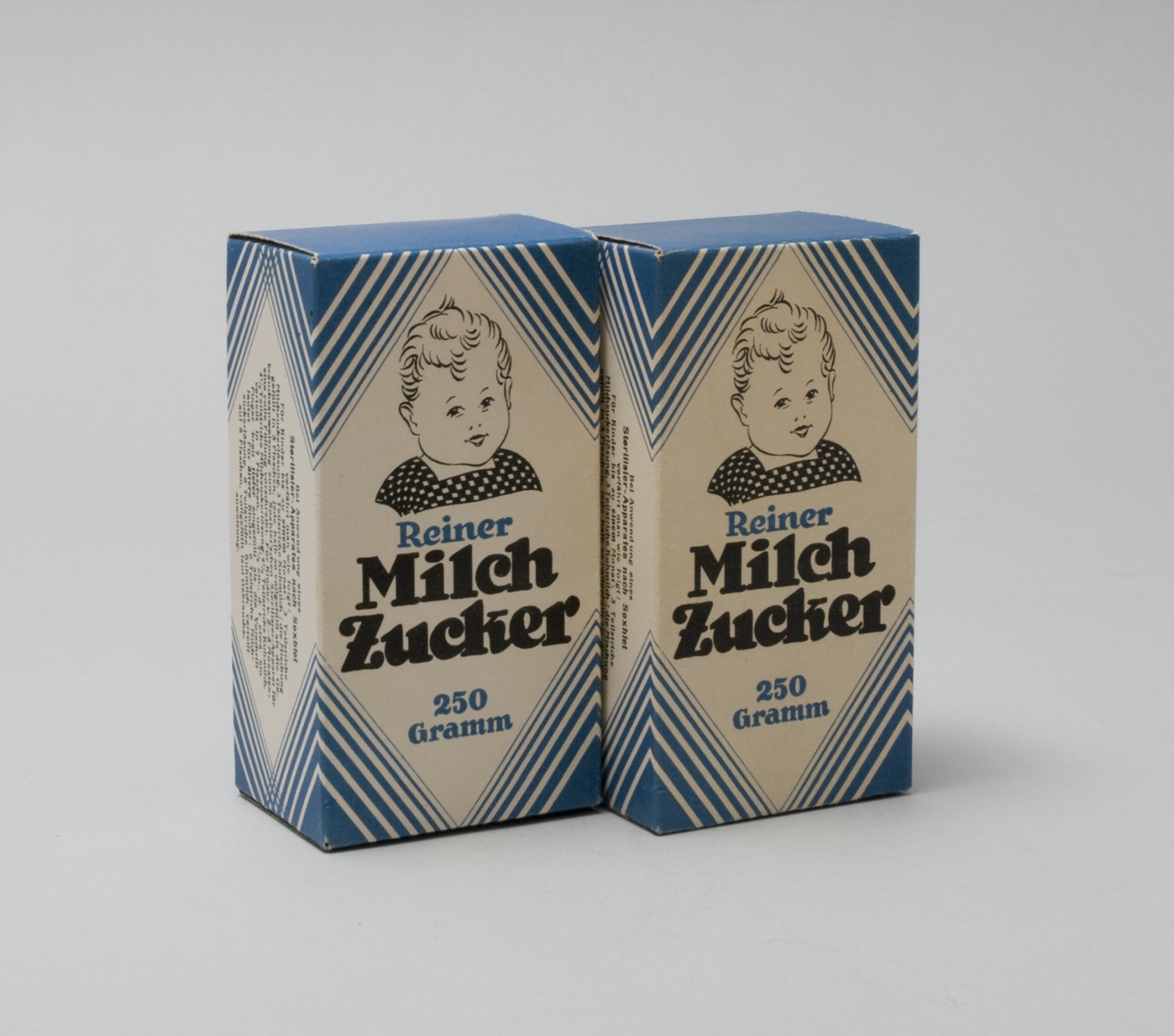 Zwei Schaupackungen "Reiner Milch Zucker" (Stiftung Domäne Dahlem - Landgut und Museum, Weiternutzung nur mit Genehmigung des Museums CC BY-NC-SA)