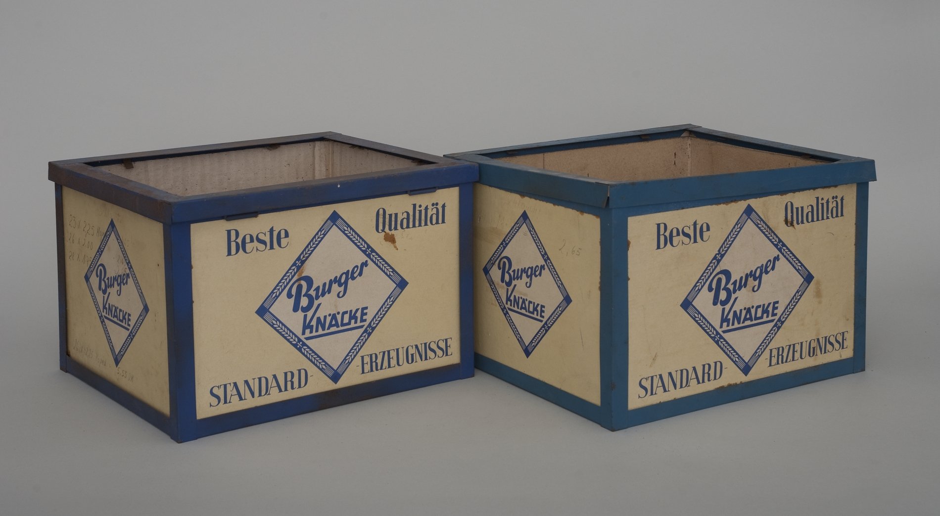 Kisten für "Burger- Knäcke" (Stiftung Domäne Dahlem - Landgut und Museum, Weiternutzung nur mit Genehmigung des Museums CC BY-NC-SA)
