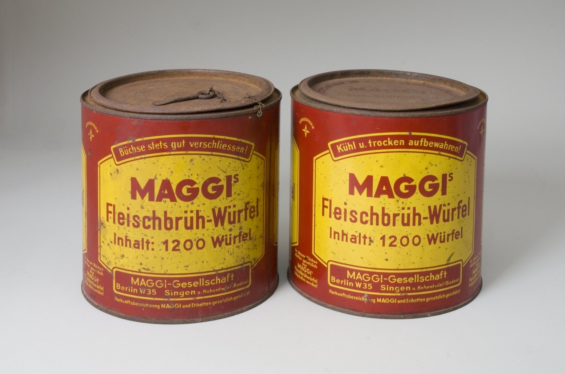 Zwei Dosen für Fleischbrühwürfel der Firma "Maggi" (Stiftung Domäne Dahlem - Landgut und Museum, Weiternutzung nur mit Genehmigung des Museums CC BY-NC-SA)