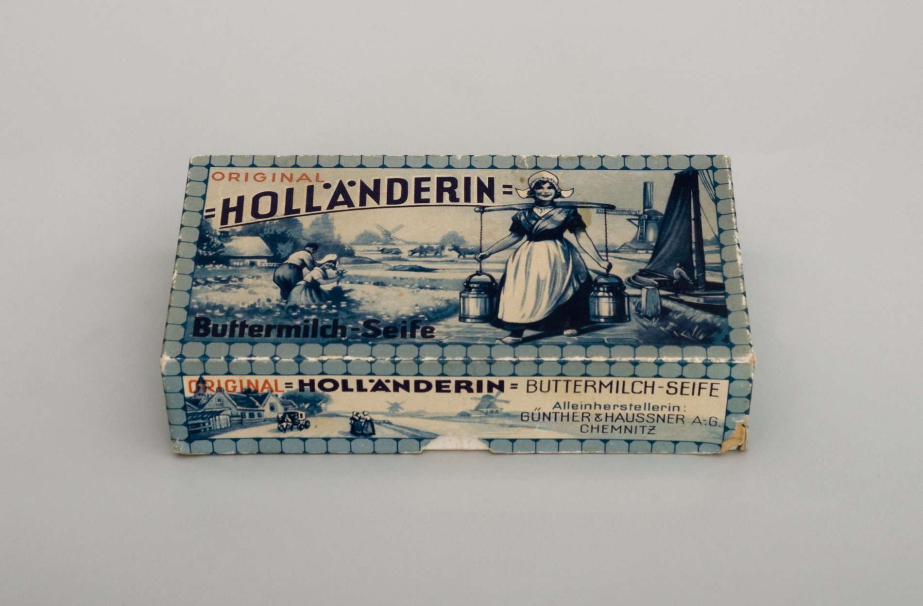 Packung "Original Holländerin Buttermilch-Seife" (Stiftung Domäne Dahlem - Landgut und Museum, Weiternutzung nur mit Genehmigung des Museums CC BY-NC-SA)