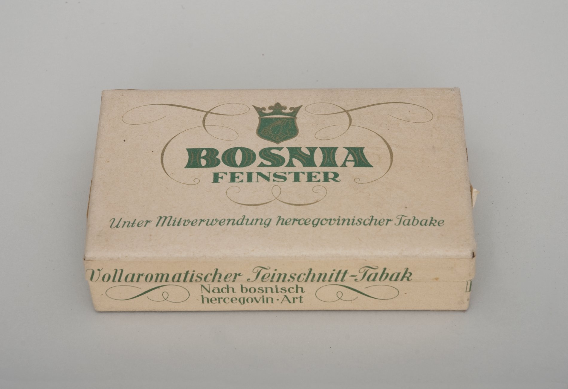 Packung "Bosnia feinster Tabak" (Stiftung Domäne Dahlem - Landgut und Museum, Weiternutzung nur mit Genehmigung des Museums CC BY-NC-SA)