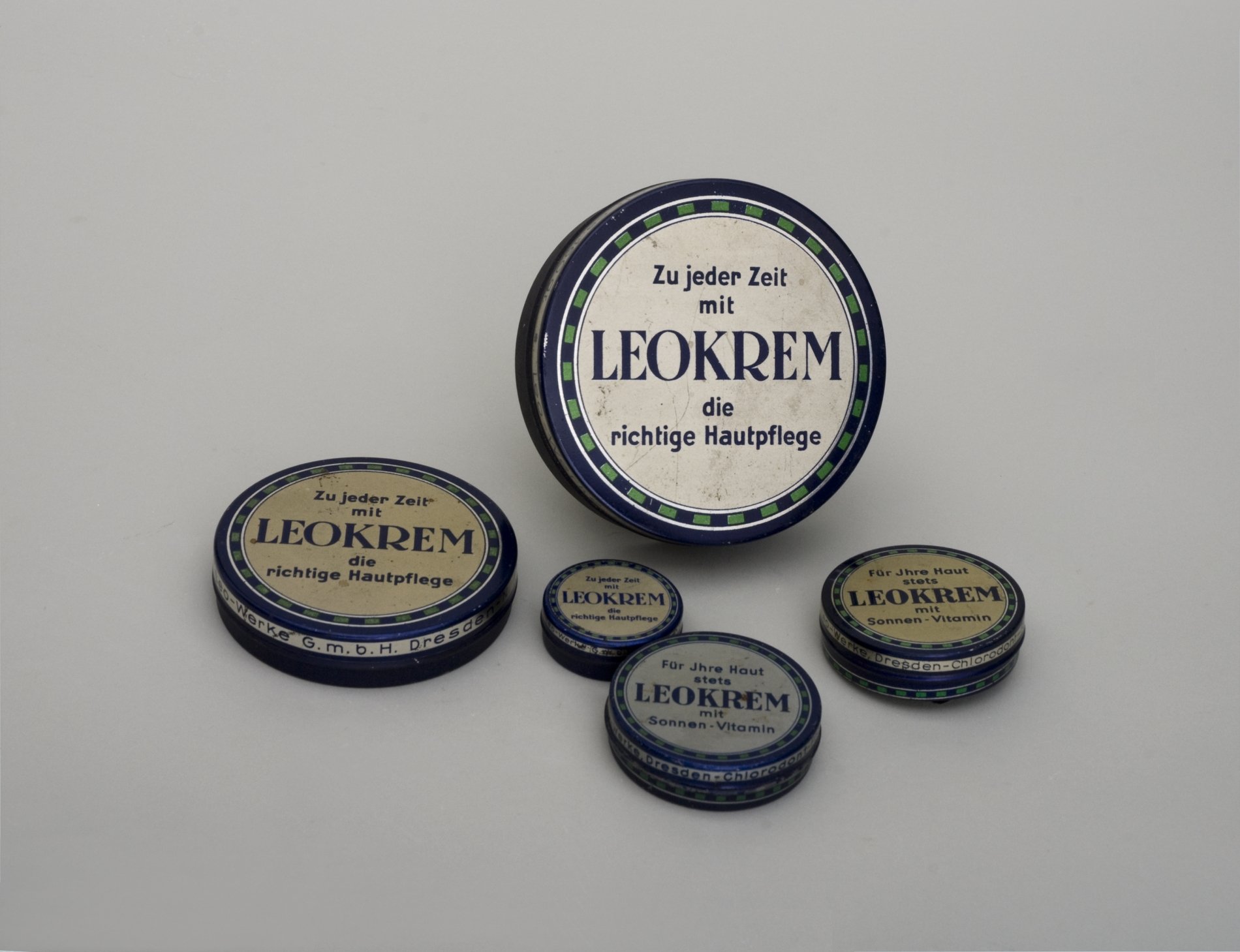Fünf Modell-Dosen für "Leokrem" (Stiftung Domäne Dahlem - Landgut und Museum, Weiternutzung nur mit Genehmigung des Museums CC BY-NC-SA)