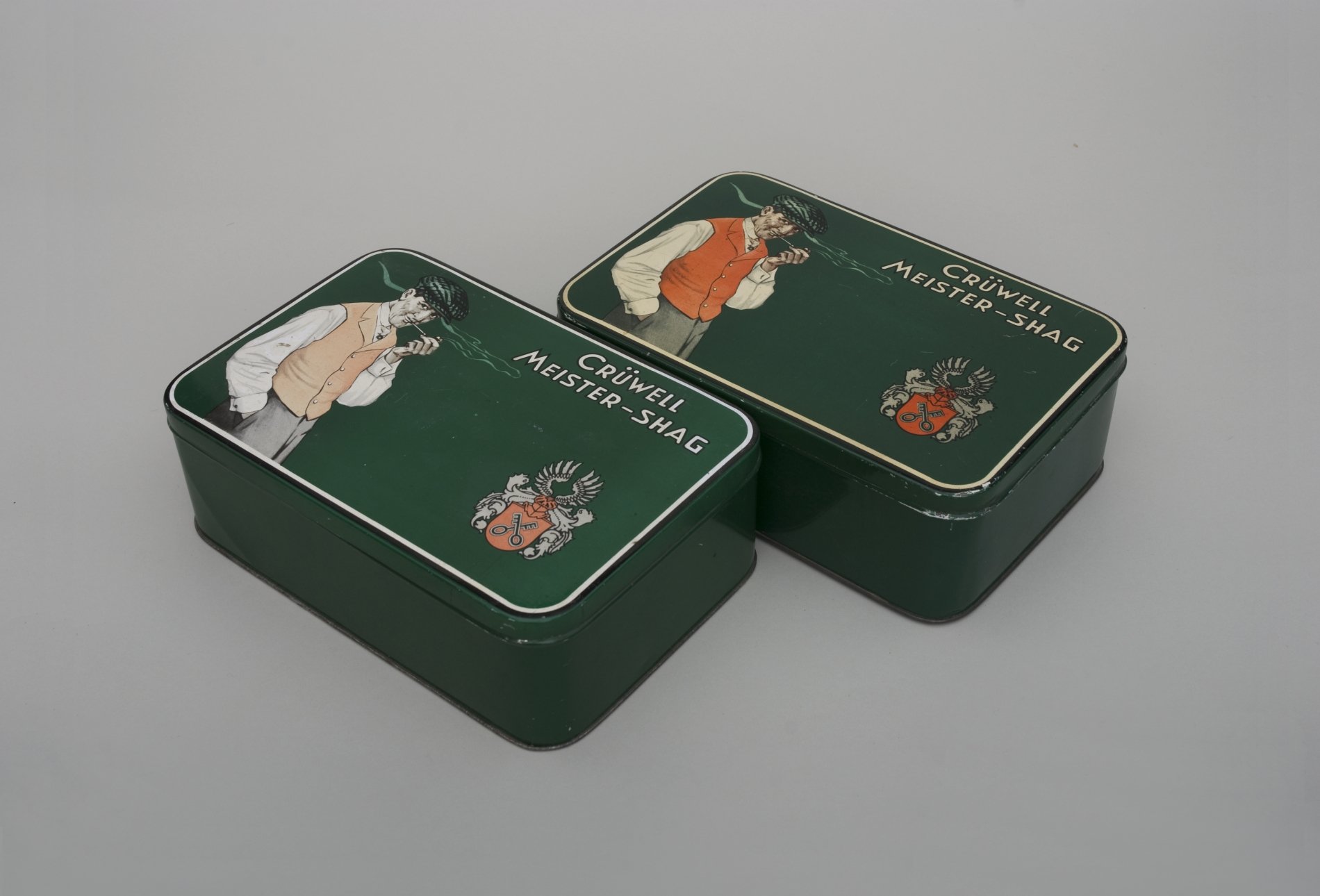 Zwei Tabak-Dosen "Crüwell Meister-Shag" (Stiftung Domäne Dahlem - Landgut und Museum, Weiternutzung nur mit Genehmigung des Museums CC BY-NC-SA)