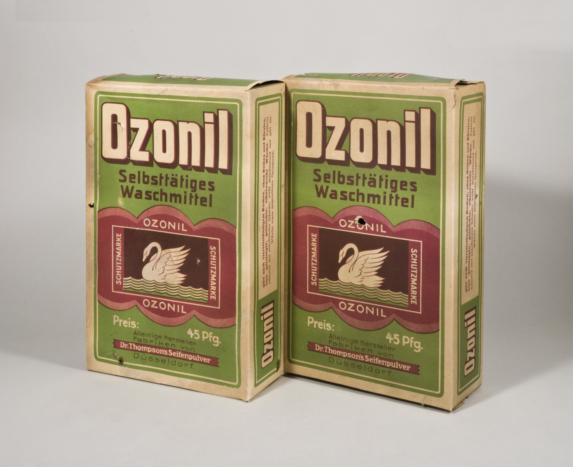 Zwei Schaupackungen "Ozonil" (Stiftung Domäne Dahlem - Landgut und Museum, Weiternutzung nur mit Genehmigung des Museums CC BY-NC-SA)