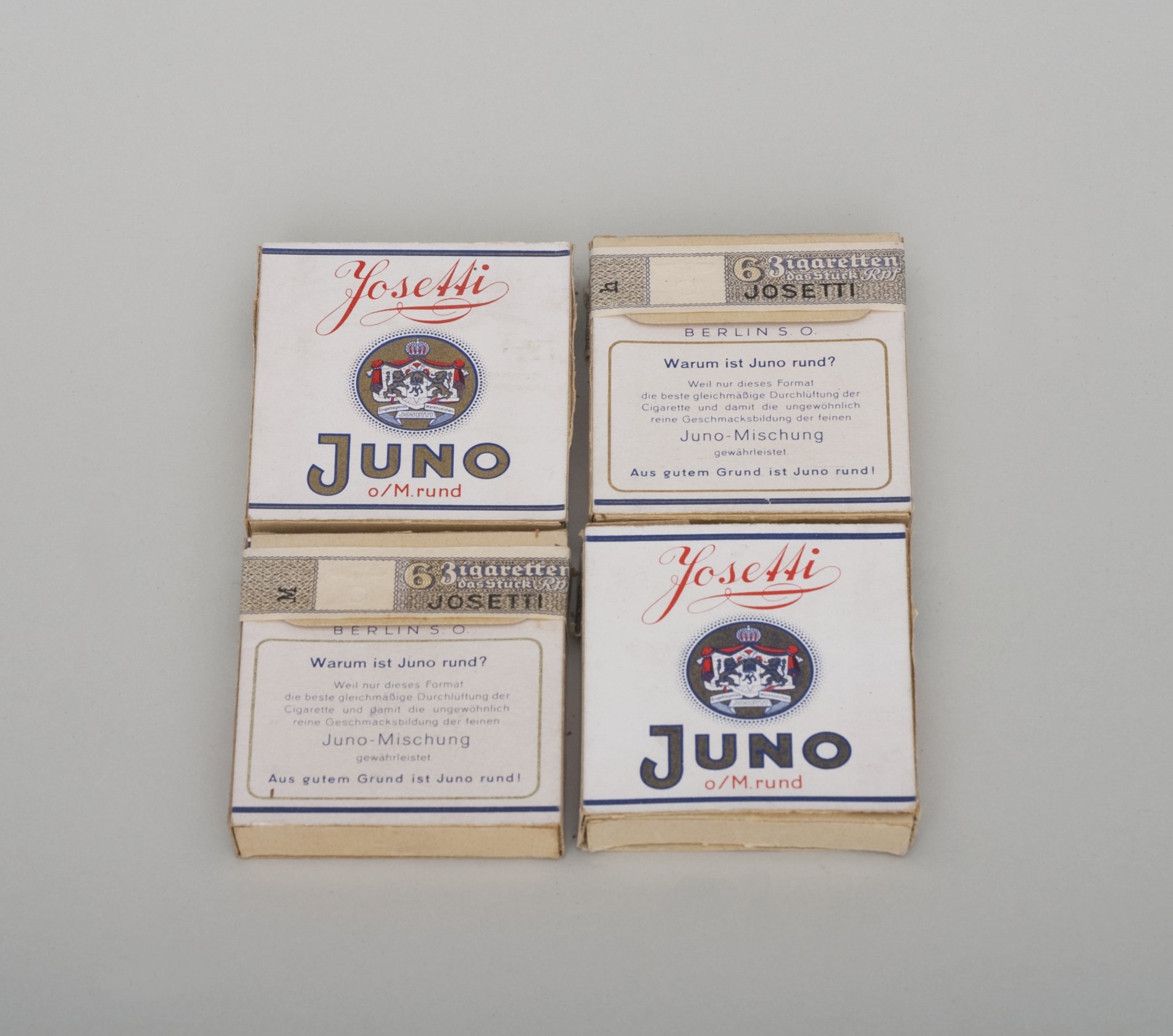 Vier Packungen "Juno Zigaretten" von "Josetti" (Stiftung Domäne Dahlem - Landgut und Museum, Weiternutzung nur mit Genehmigung des Museums CC BY-NC-SA)