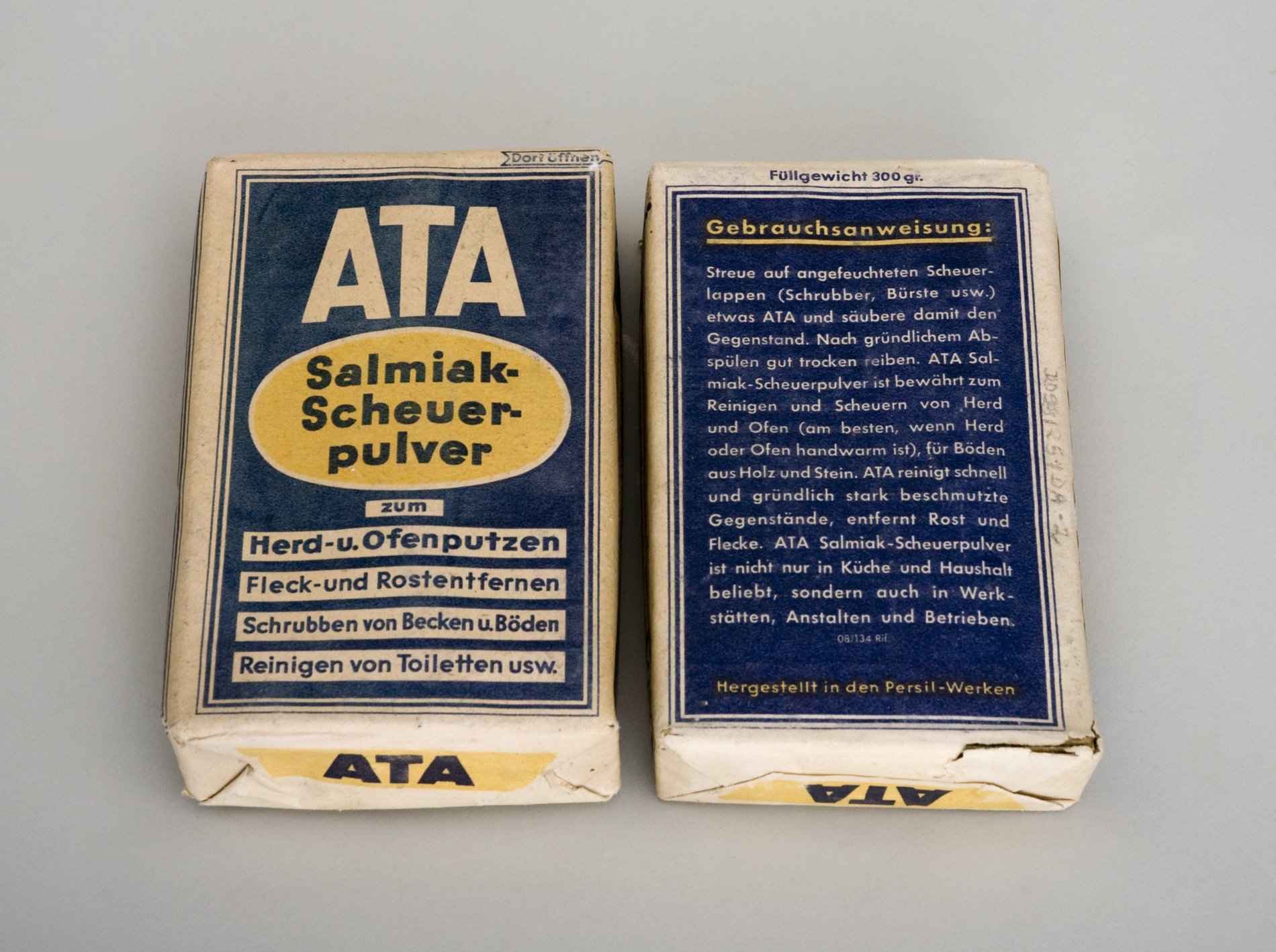 Zwei Scheuerpulver-Packungen "Ata" (Stiftung Domäne Dahlem - Landgut und Museum, Weiternutzung nur mit Genehmigung des Museums CC BY-NC-SA)