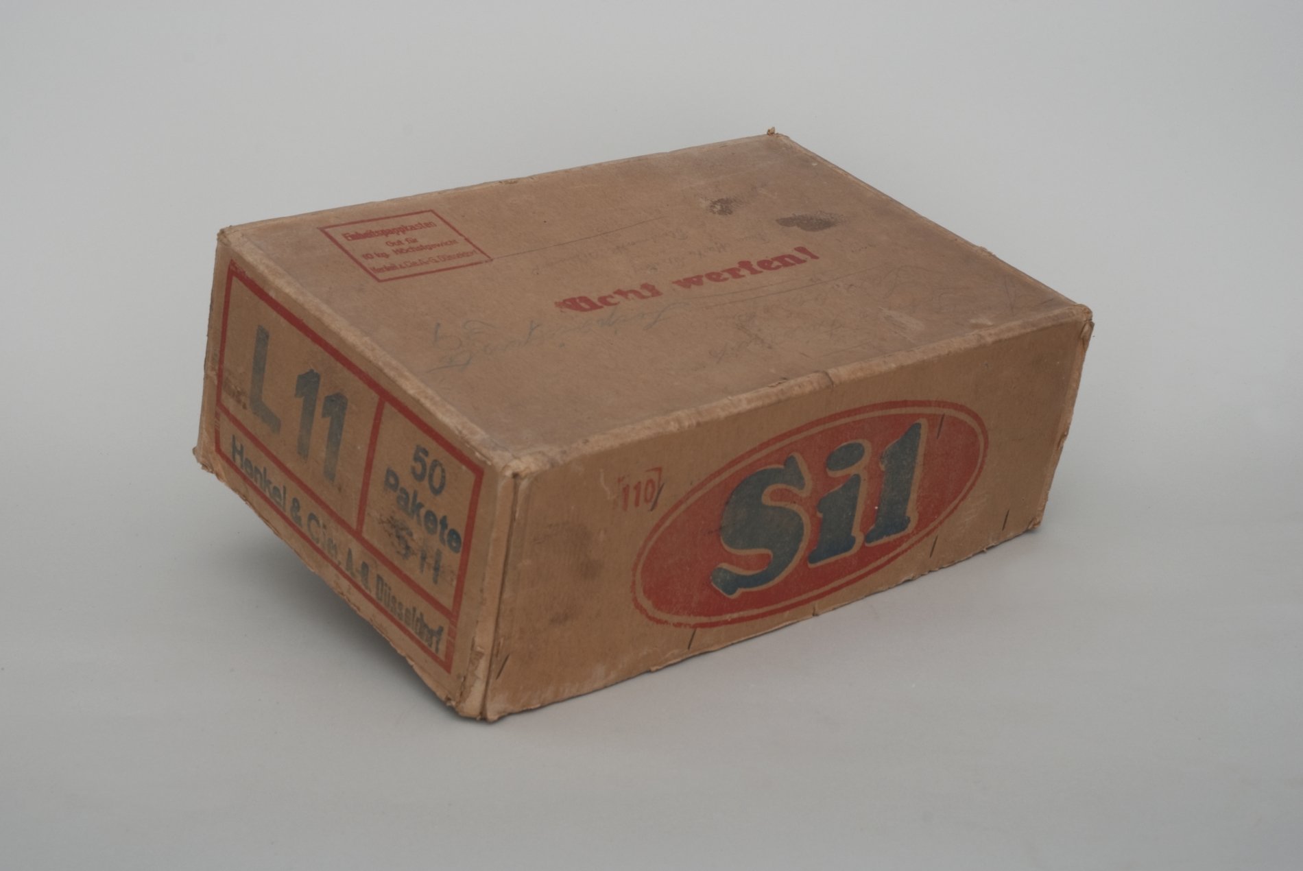 Karton für das Reinigungsmittel "Sil" von "Henkel" (Stiftung Domäne Dahlem - Landgut und Museum, Weiternutzung nur mit Genehmigung des Museums CC BY-NC-SA)