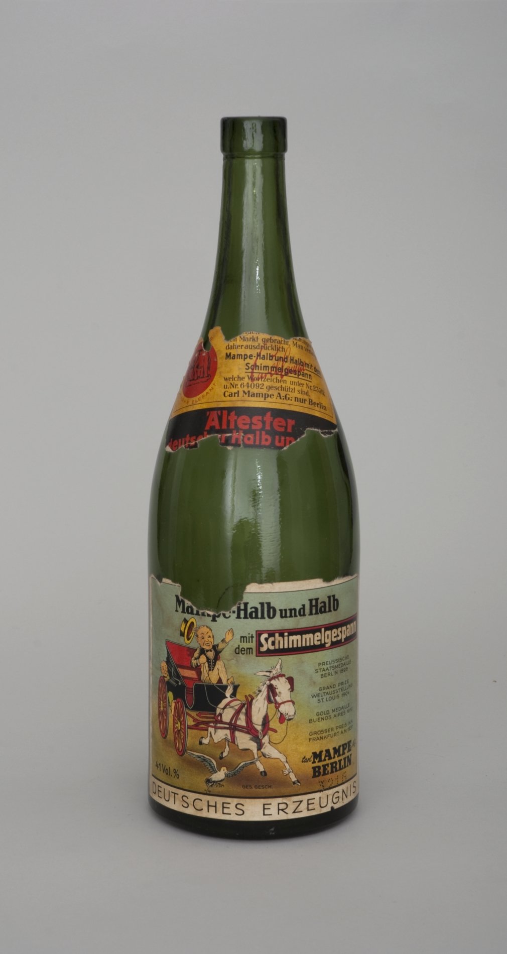 Kräuterlikör-Flasche "Mampe-Halb und Halb" (Stiftung Domäne Dahlem - Landgut und Museum, Weiternutzung nur mit Genehmigung des Museums CC BY-NC-SA)