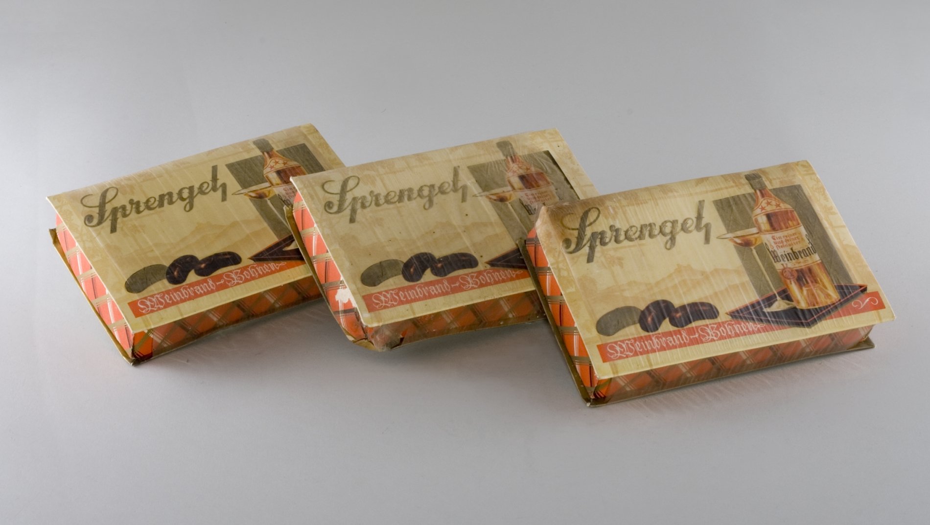Drei Schaupackungen "Sprengel - Weinbrand-Bohnen" (Stiftung Domäne Dahlem - Landgut und Museum, Weiternutzung nur mit Genehmigung des Museums CC BY-NC-SA)