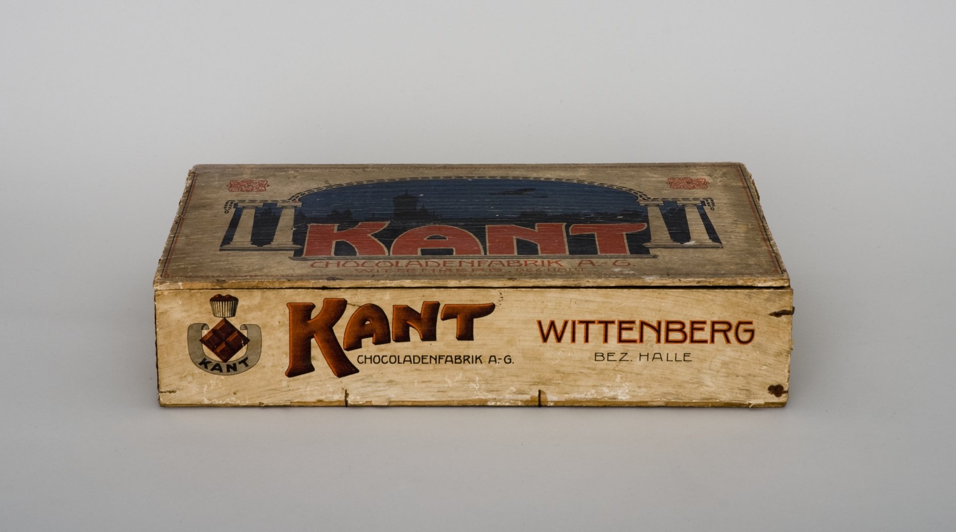 Kiste für "Krokantstängel" der "Kant Chocoladenfabrik" (Stiftung Domäne Dahlem - Landgut und Museum, Weiternutzung nur mit Genehmigung des Museums CC BY-NC-SA)