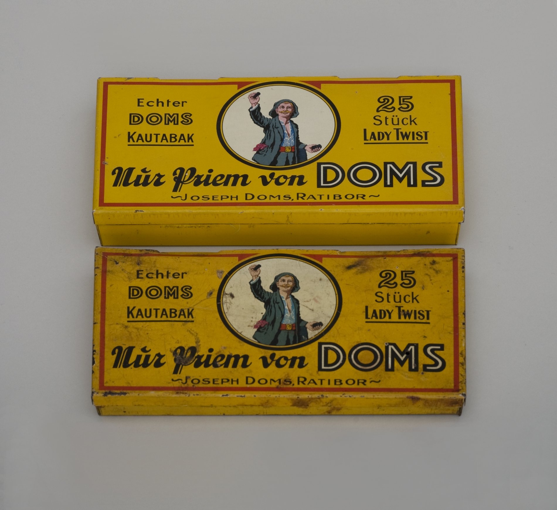 Zwei Kautabak-Dosen "Lady Twist von Doms" (Stiftung Domäne Dahlem - Landgut und Museum, Weiternutzung nur mit Genehmigung des Museums CC BY-NC-SA)