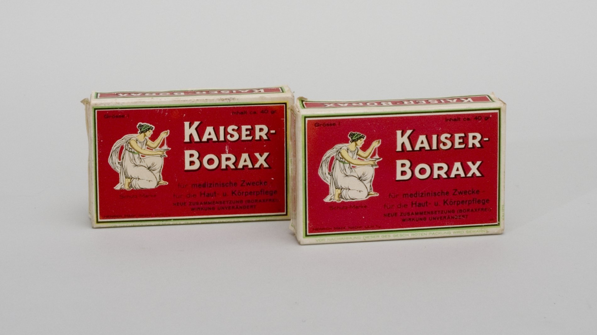 Zwei Packungen "Kaiser-Borax" (Stiftung Domäne Dahlem - Landgut und Museum, Weiternutzung nur mit Genehmigung des Museums CC BY-NC-SA)