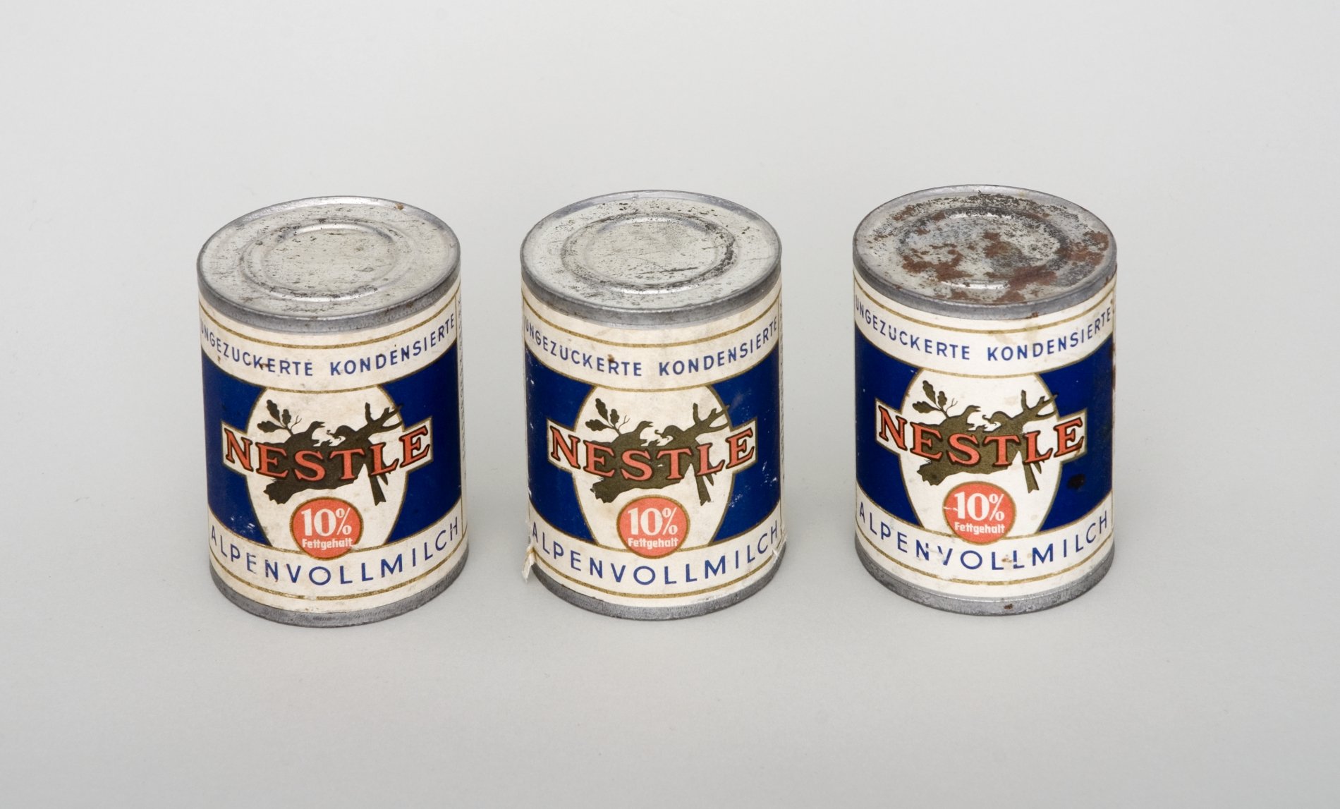 Drei Kondensmilch-Dosen "Nestle" (Stiftung Domäne Dahlem - Landgut und Museum, Weiternutzung nur mit Genehmigung des Museums CC BY-NC-SA)