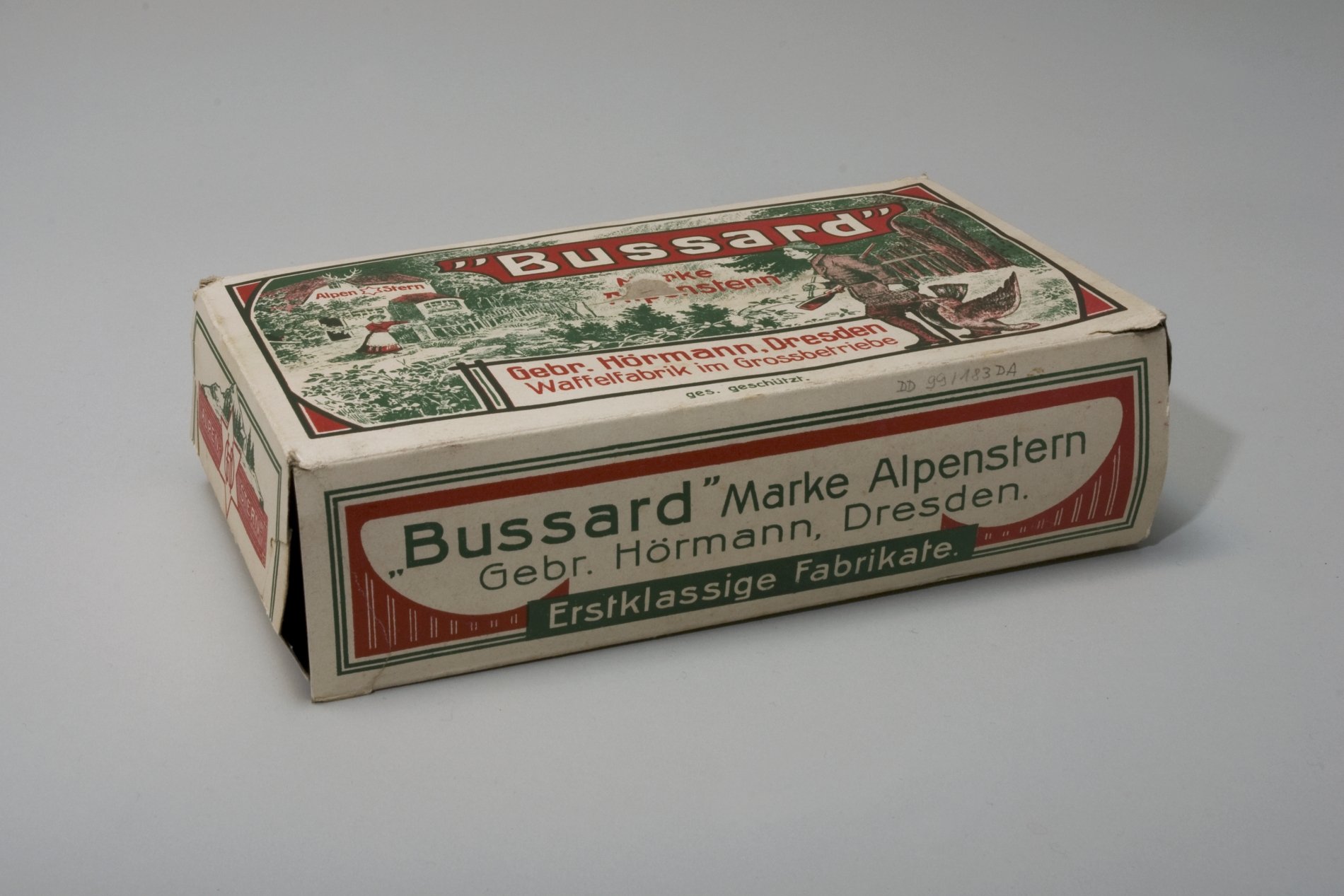 Schaupackung "Bussard-Waffeln" (Stiftung Domäne Dahlem - Landgut und Museum, Weiternutzung nur mit Genehmigung des Museums CC BY-NC-SA)