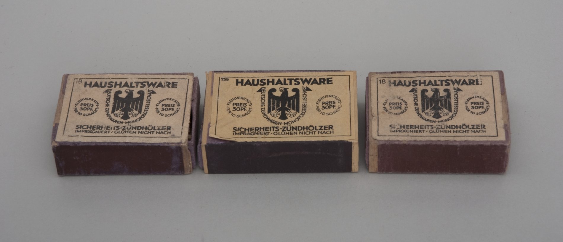 Drei Schachteln "Sicherheits-Zündhölzer Haushaltsware" (Stiftung Domäne Dahlem - Landgut und Museum, Weiternutzung nur mit Genehmigung des Museums CC BY-NC-SA)