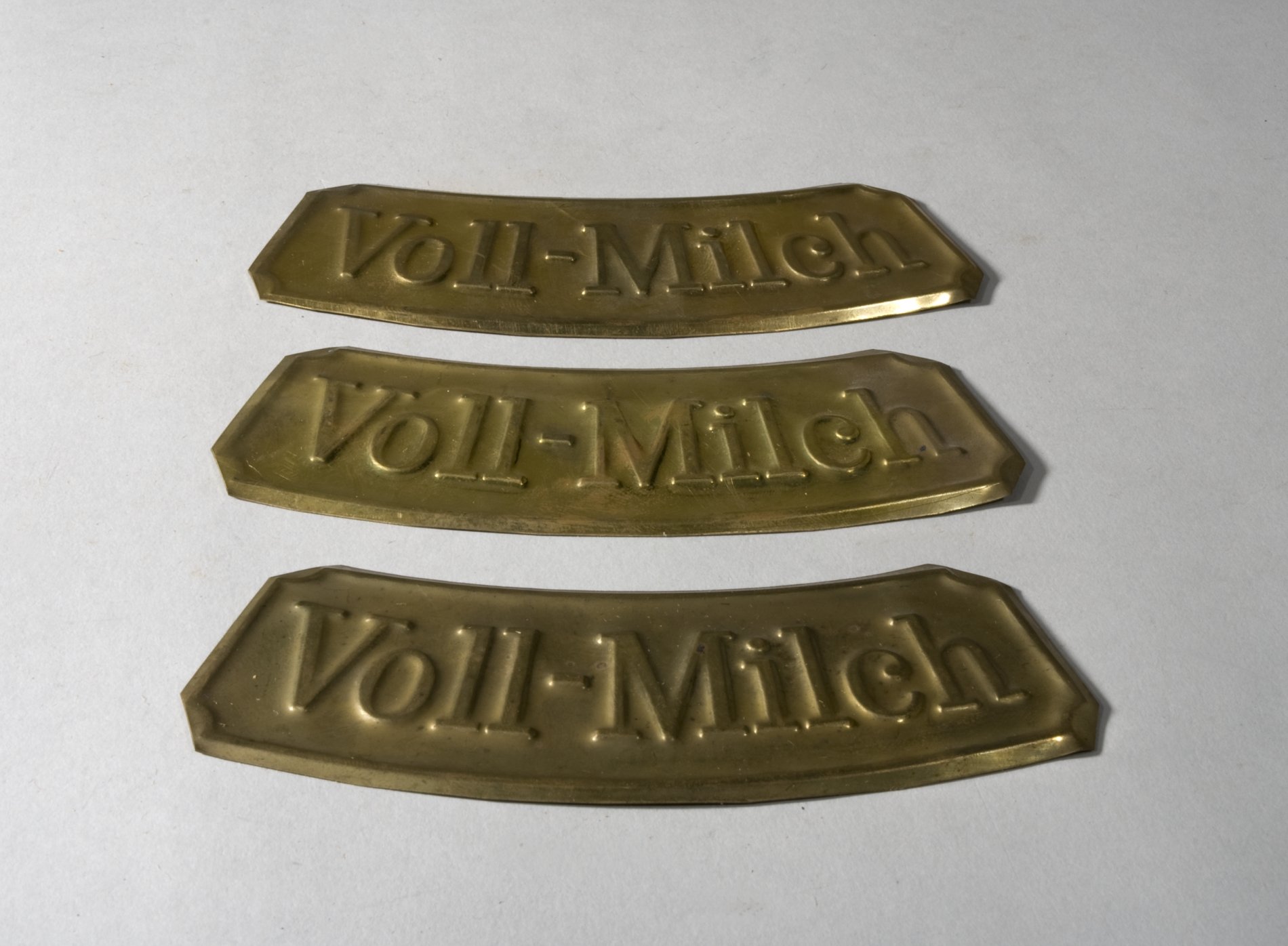 Drei Schilder "Voll-Milch" (Stiftung Domäne Dahlem - Landgut und Museum, Weiternutzung nur mit Genehmigung des Museums CC BY-NC-SA)
