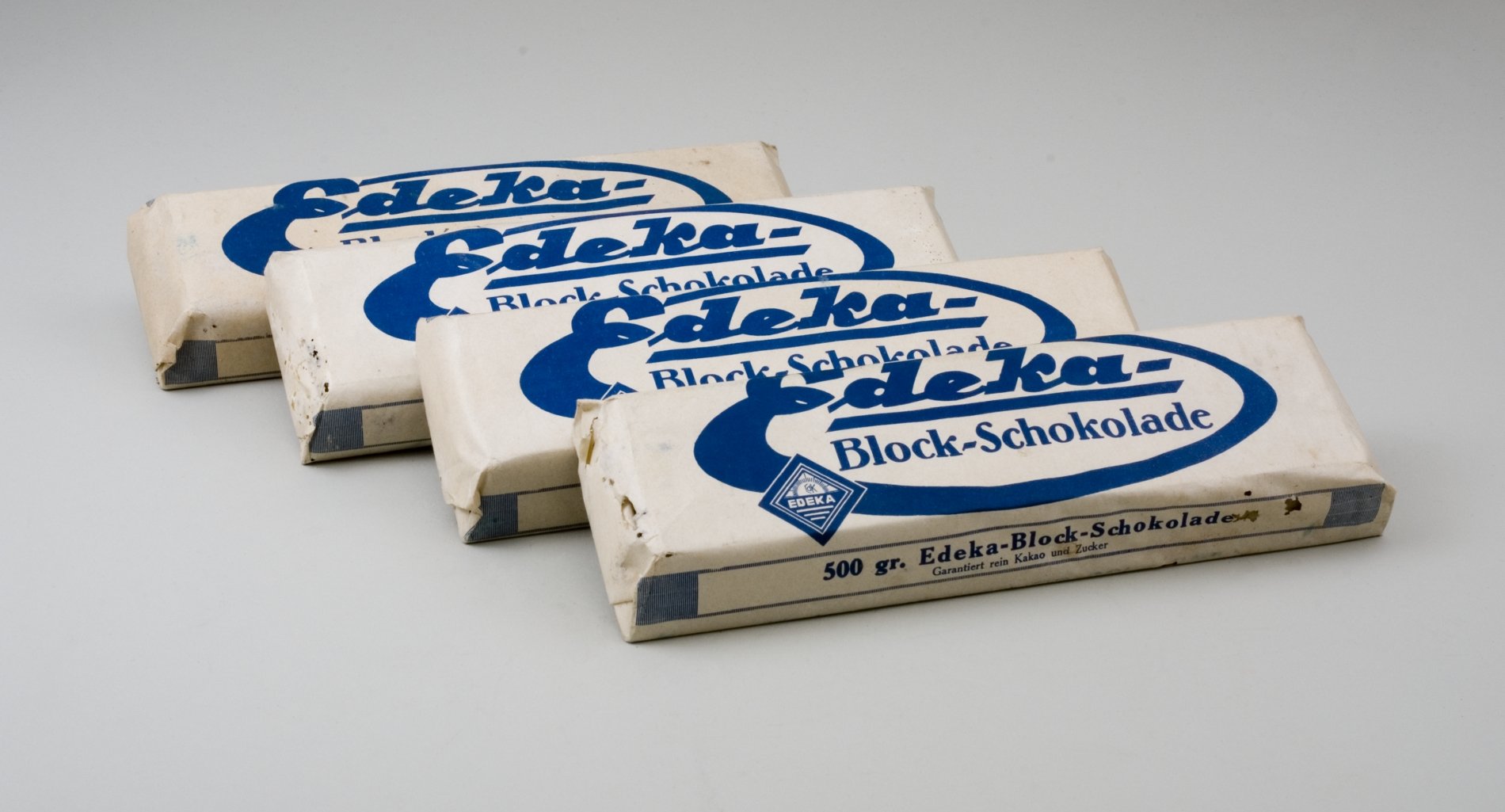 Vier Schaupackungen "Edeka-Block-Schokolade" (Stiftung Domäne Dahlem - Landgut und Museum, Weiternutzung nur mit Genehmigung des Museums CC BY-NC-SA)