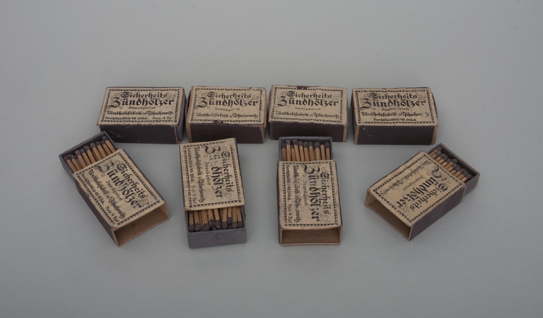 Acht Schachteln "Sicherheits Zündhölzer" (Stiftung Domäne Dahlem - Landgut und Museum, Weiternutzung nur mit Genehmigung des Museums CC BY-NC-SA)