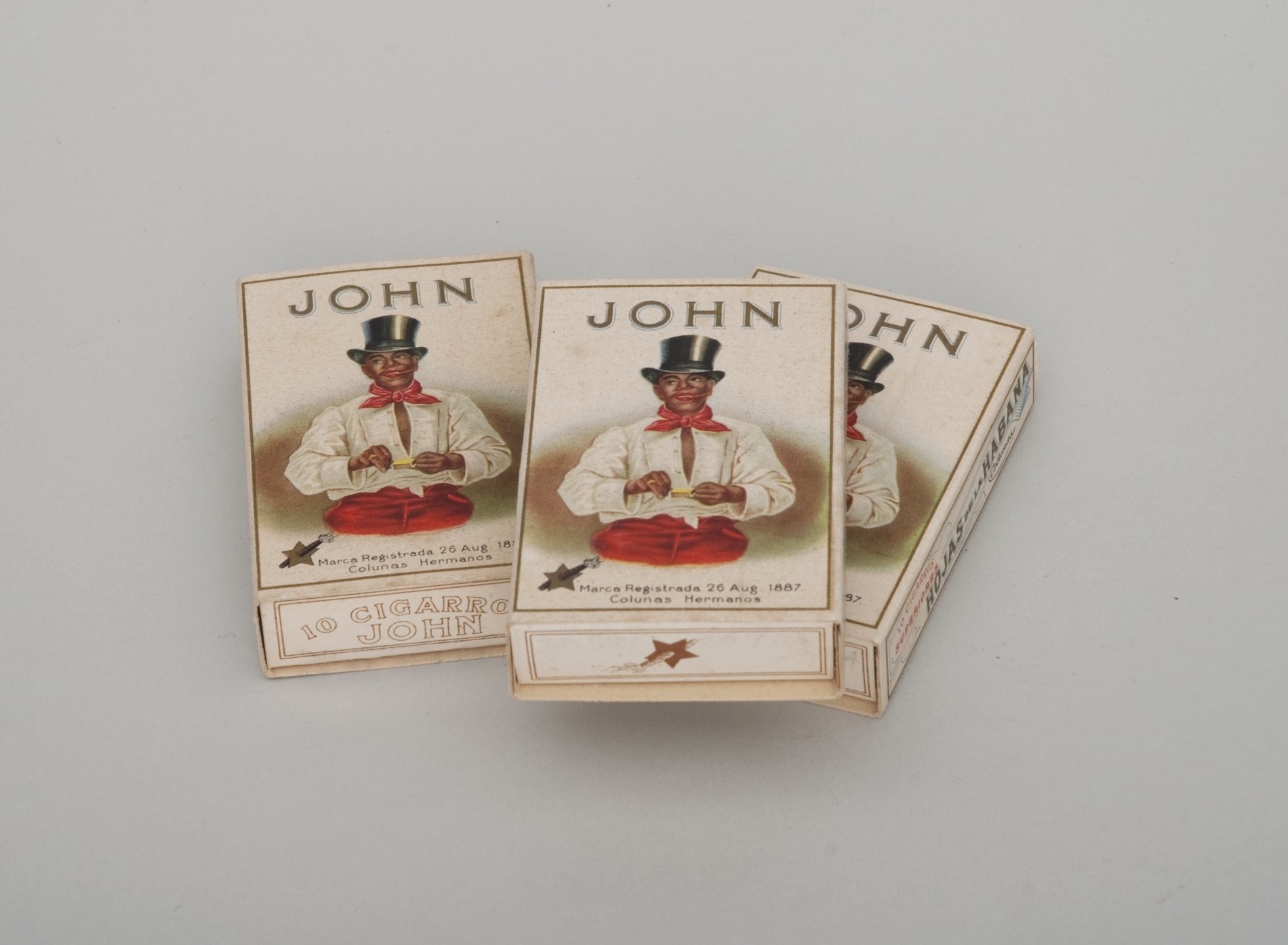 Drei Packungen "John Cigarros" (Stiftung Domäne Dahlem - Landgut und Museum, Weiternutzung nur mit Genehmigung des Museums CC BY-NC-SA)