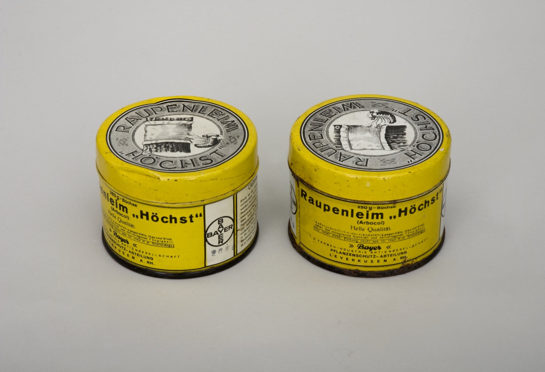Zwei Dosen "Raupenleim Höchst" (Stiftung Domäne Dahlem - Landgut und Museum, Weiternutzung nur mit Genehmigung des Museums CC BY-NC-SA)