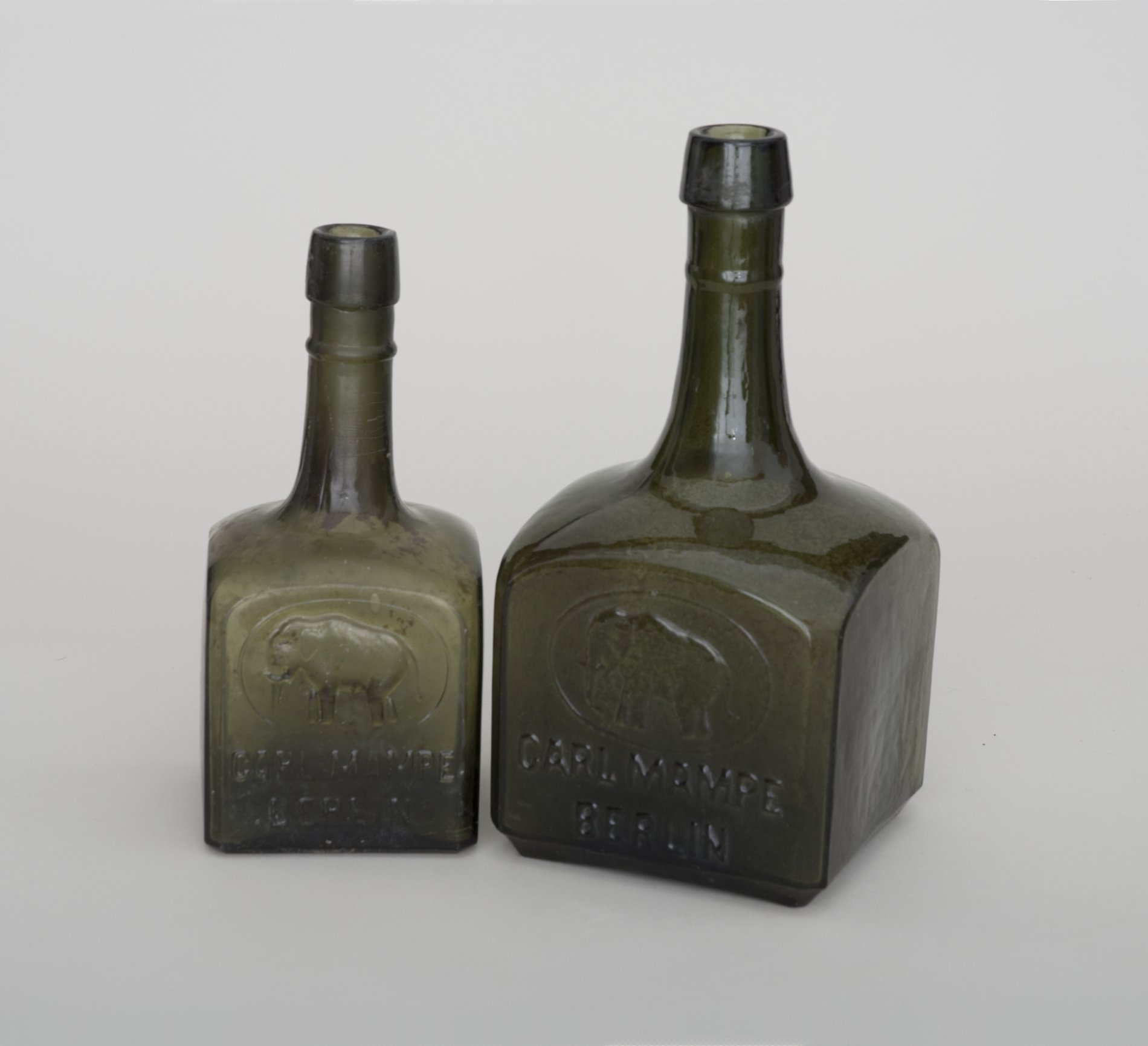 Zwei Likörflaschen der Firma "Carl Mampe" (Stiftung Domäne Dahlem - Landgut und Museum, Weiternutzung nur mit Genehmigung des Museums CC BY-NC-SA)