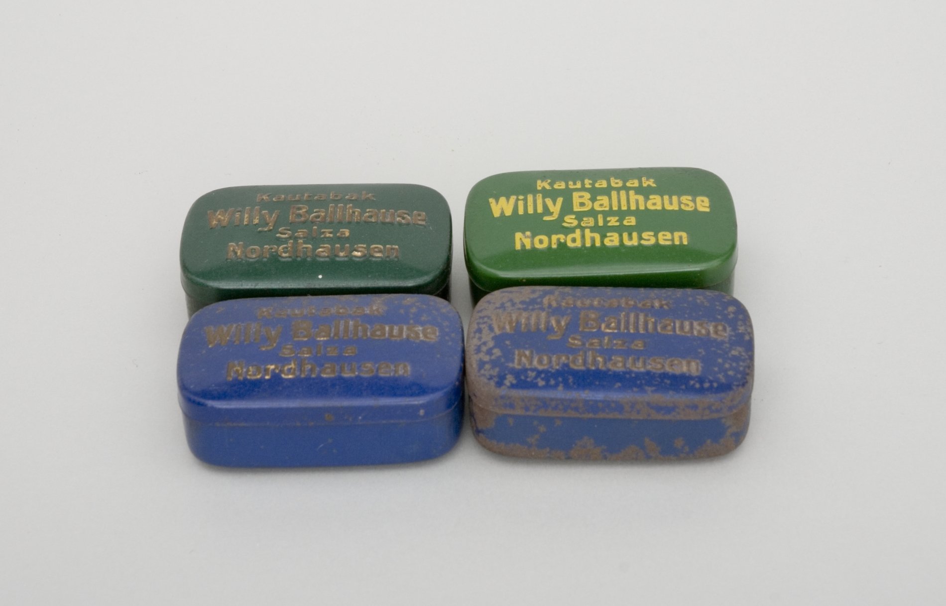 Vier Kautabak-Dosen "Willy Ballhause" (Stiftung Domäne Dahlem - Landgut und Museum, Weiternutzung nur mit Genehmigung des Museums CC BY-NC-SA)