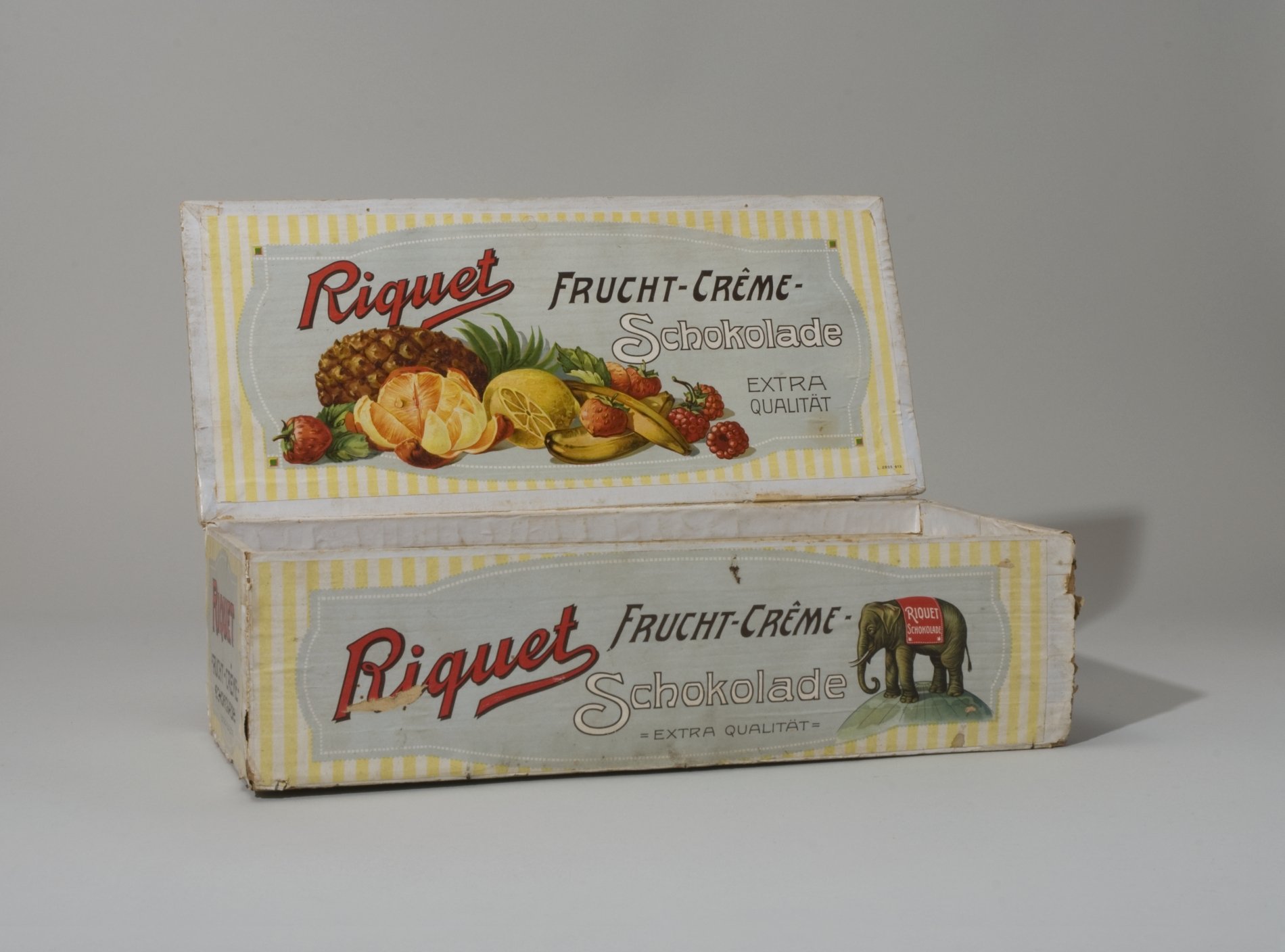 Holzkiste "Riquet Frucht-Creme-Schokolade" (Stiftung Domäne Dahlem - Landgut und Museum, Weiternutzung nur mit Genehmigung des Museums CC BY-NC-SA)