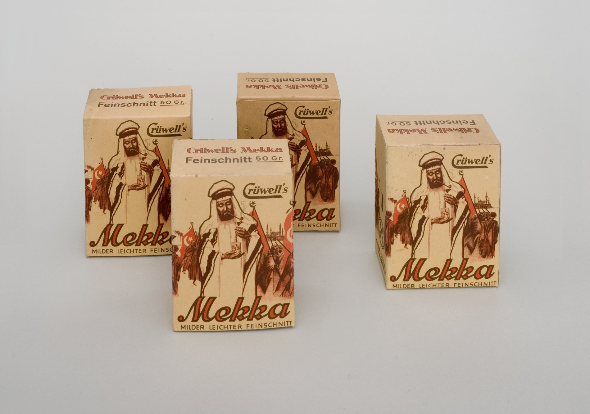 Vier Packungen "Crüwell's Mekka - milder leichter Feinschnitt" (Stiftung Domäne Dahlem - Landgut und Museum, Weiternutzung nur mit Genehmigung des Museums CC BY-NC-SA)