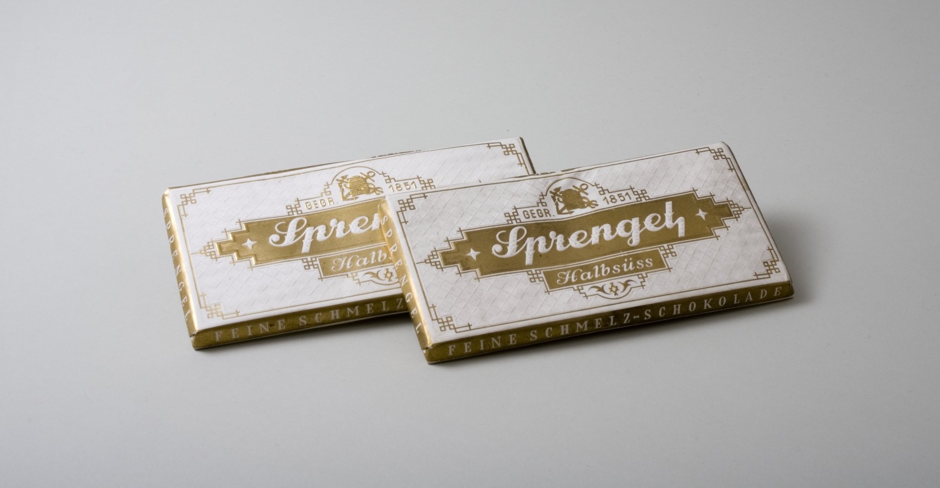 Zwei Schaupackungen "Sprengel Schokolade - halbsüß" (Stiftung Domäne Dahlem - Landgut und Museum, Weiternutzung nur mit Genehmigung des Museums CC BY-NC-SA)
