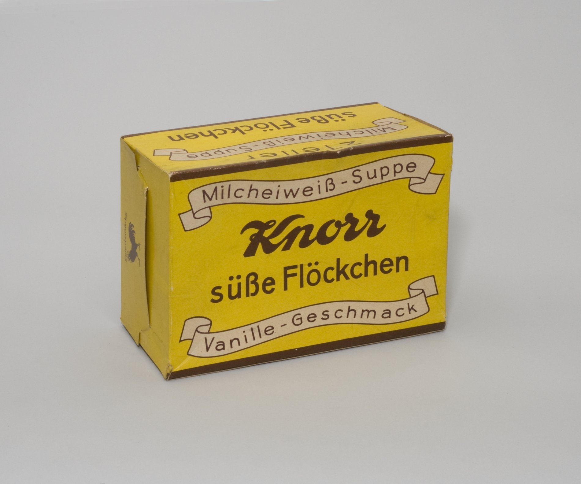 Packung "Knorr Milcheiweiß-Suppe süße Flöckchen" (Stiftung Domäne Dahlem - Landgut und Museum, Weiternutzung nur mit Genehmigung des Museums CC BY-NC-SA)