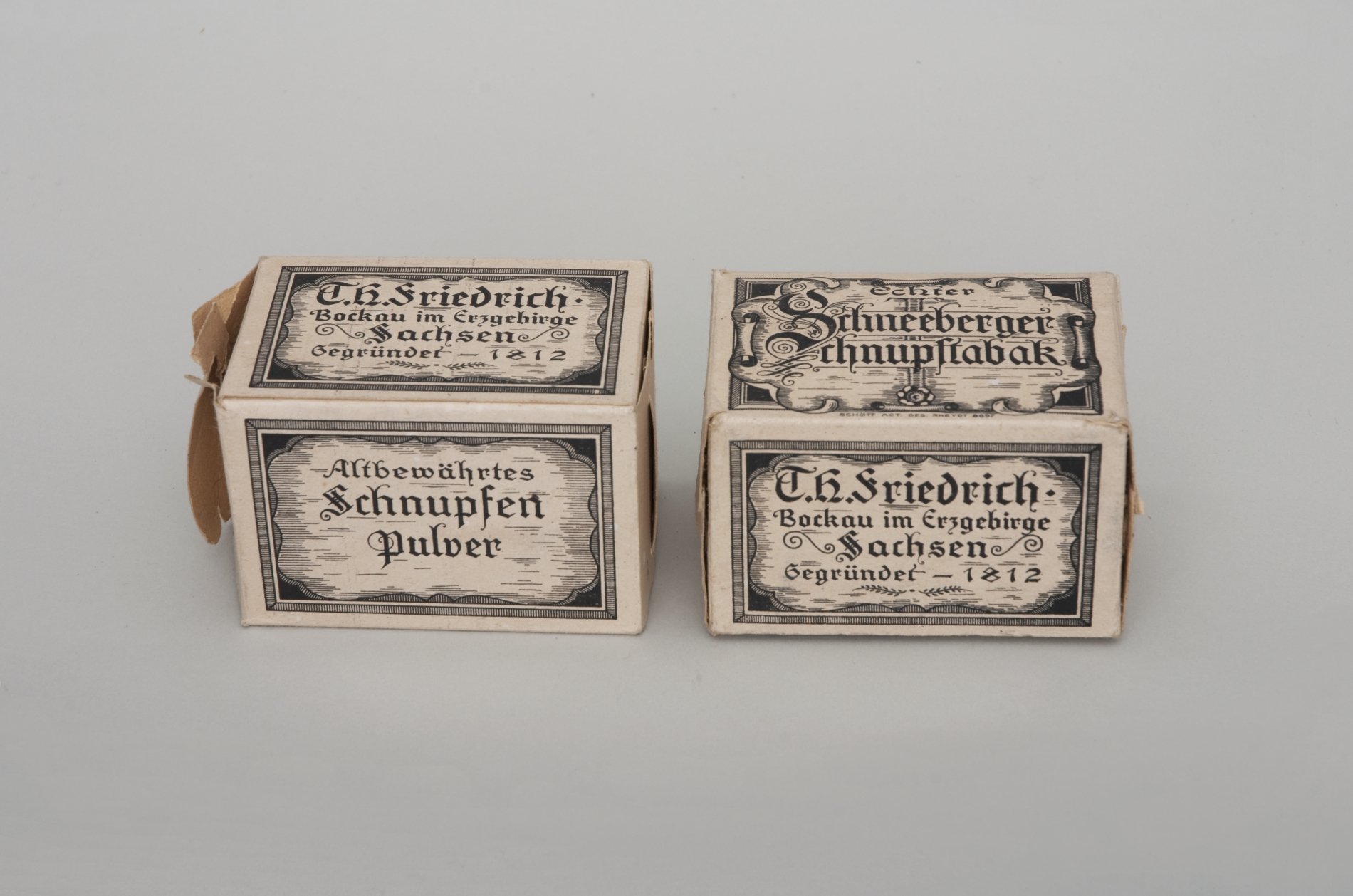 Zwei Packungen "Echter Schneeberger Schnupftabak" (Stiftung Domäne Dahlem - Landgut und Museum, Weiternutzung nur mit Genehmigung des Museums CC BY-NC-SA)