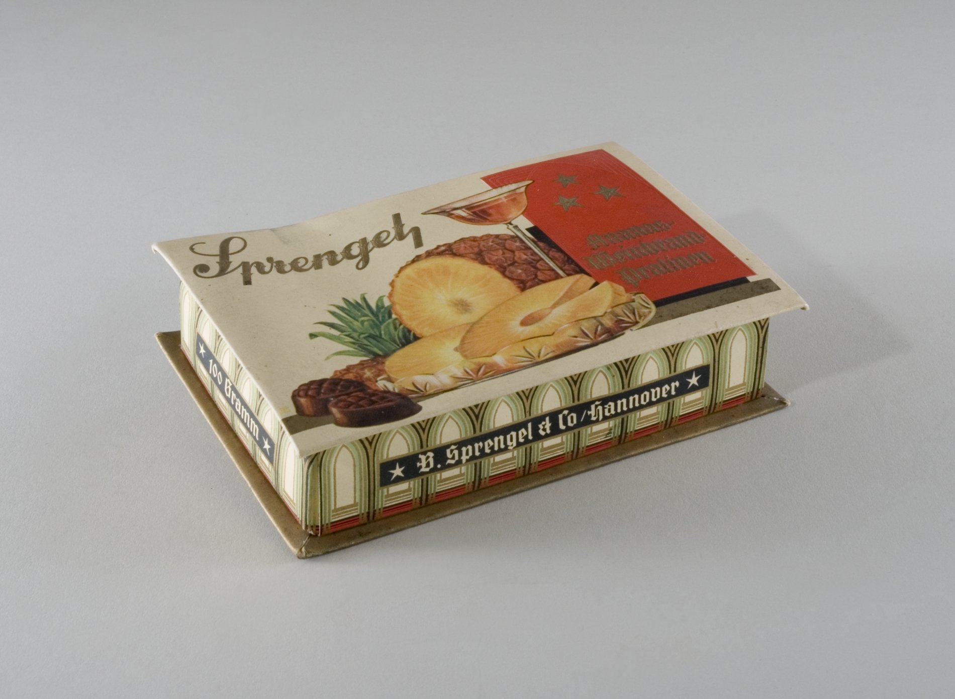 Schaupackung "Sprengel Ananas-Weinbrand-Pralinen" (Stiftung Domäne Dahlem - Landgut und Museum, Weiternutzung nur mit Genehmigung des Museums CC BY-NC-SA)