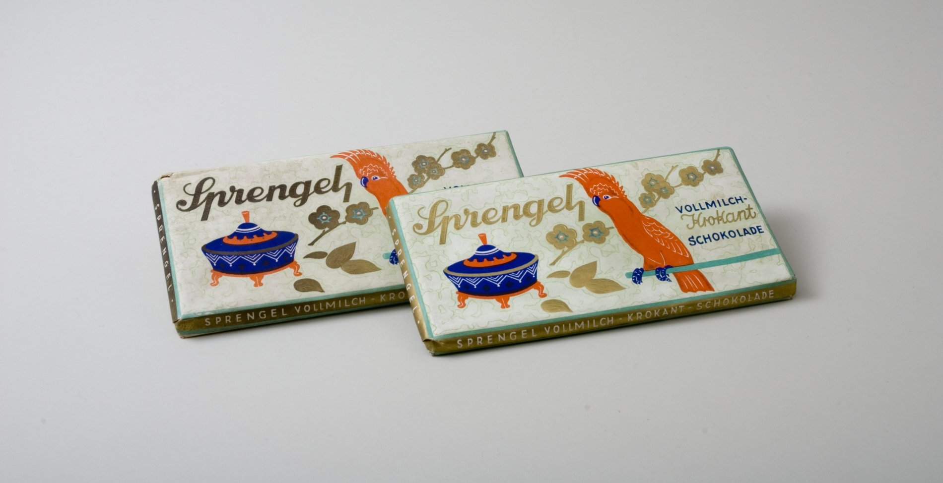 Zwei Schaupackungen "Sprengel Vollmilch-Krokant Schokolade" (Stiftung Domäne Dahlem - Landgut und Museum, Weiternutzung nur mit Genehmigung des Museums CC BY-NC-SA)