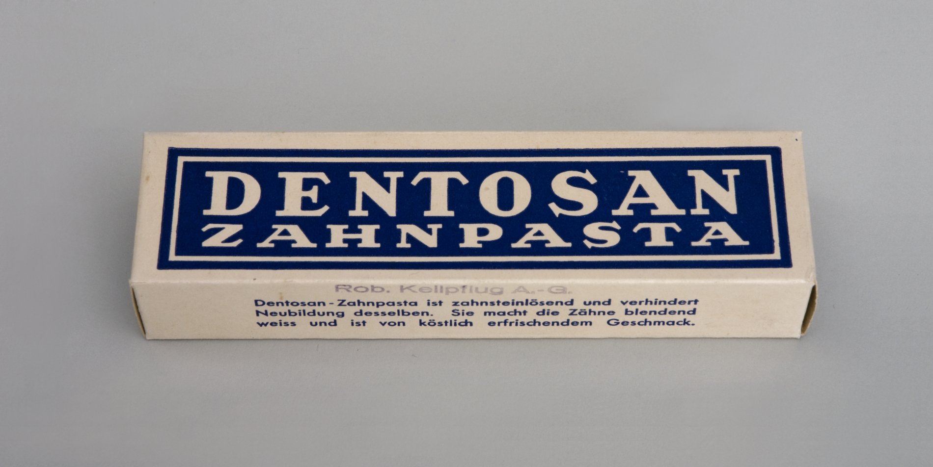 Packung "Dentosan Zanhpasta" (Stiftung Domäne Dahlem - Landgut und Museum, Weiternutzung nur mit Genehmigung des Museums CC BY-NC-SA)