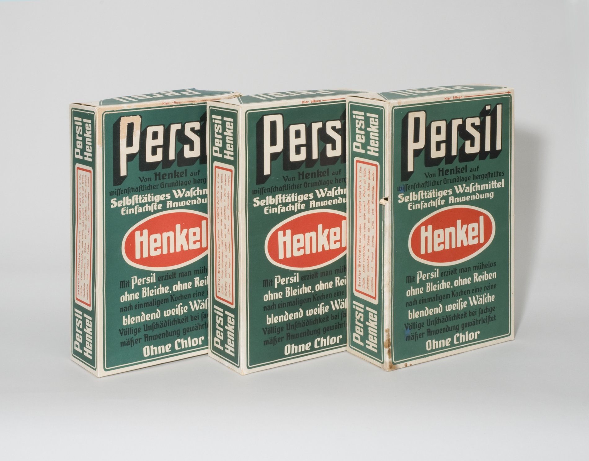Drei Schaupackungen "Persil - selbsttätiges Waschmittel von Henkel" (Stiftung Domäne Dahlem - Landgut und Museum, Weiternutzung nur mit Genehmigung des Museums CC BY-NC-SA)
